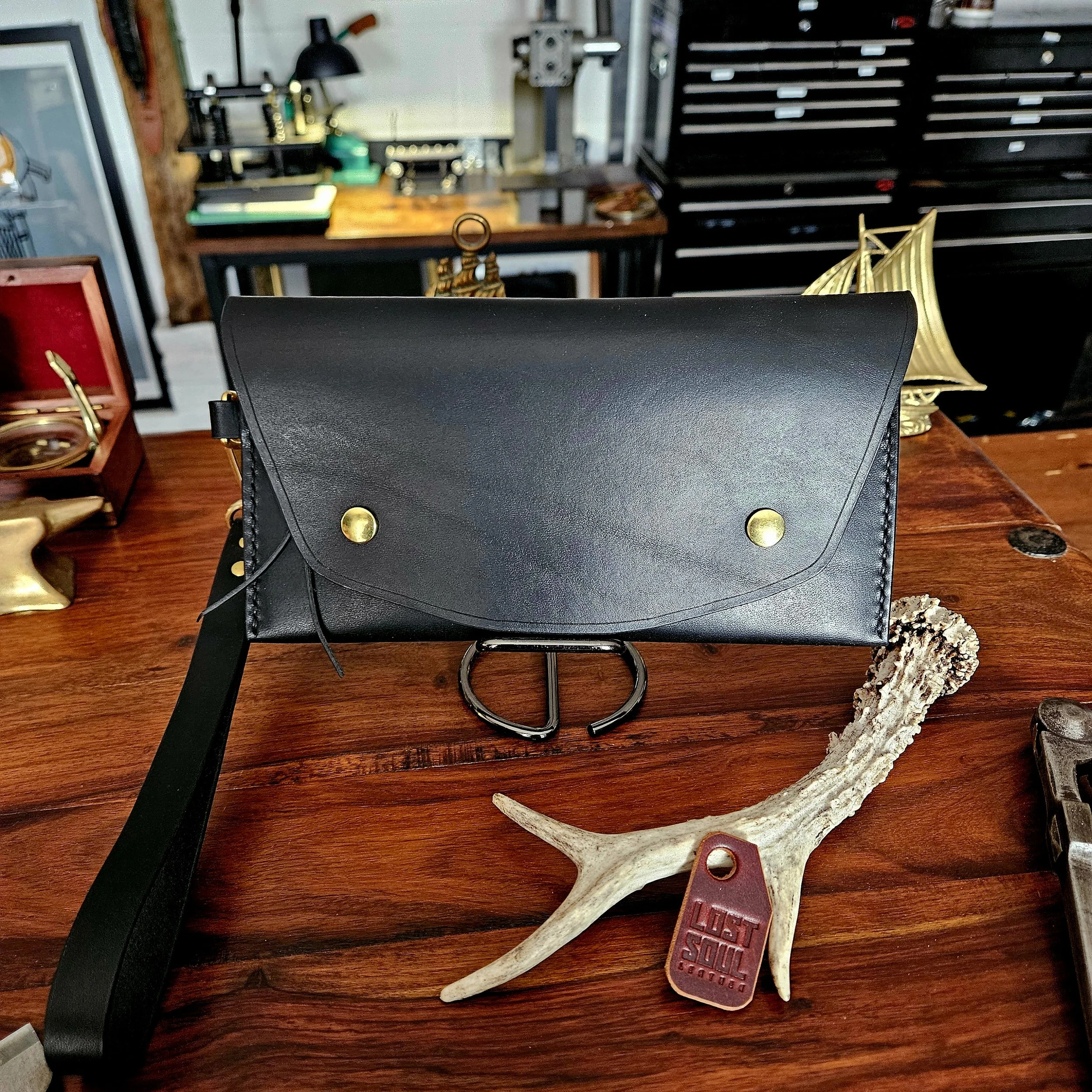 Ladies vegetable tanned leather handmade, hand stitched clutch purse. Made in UK.