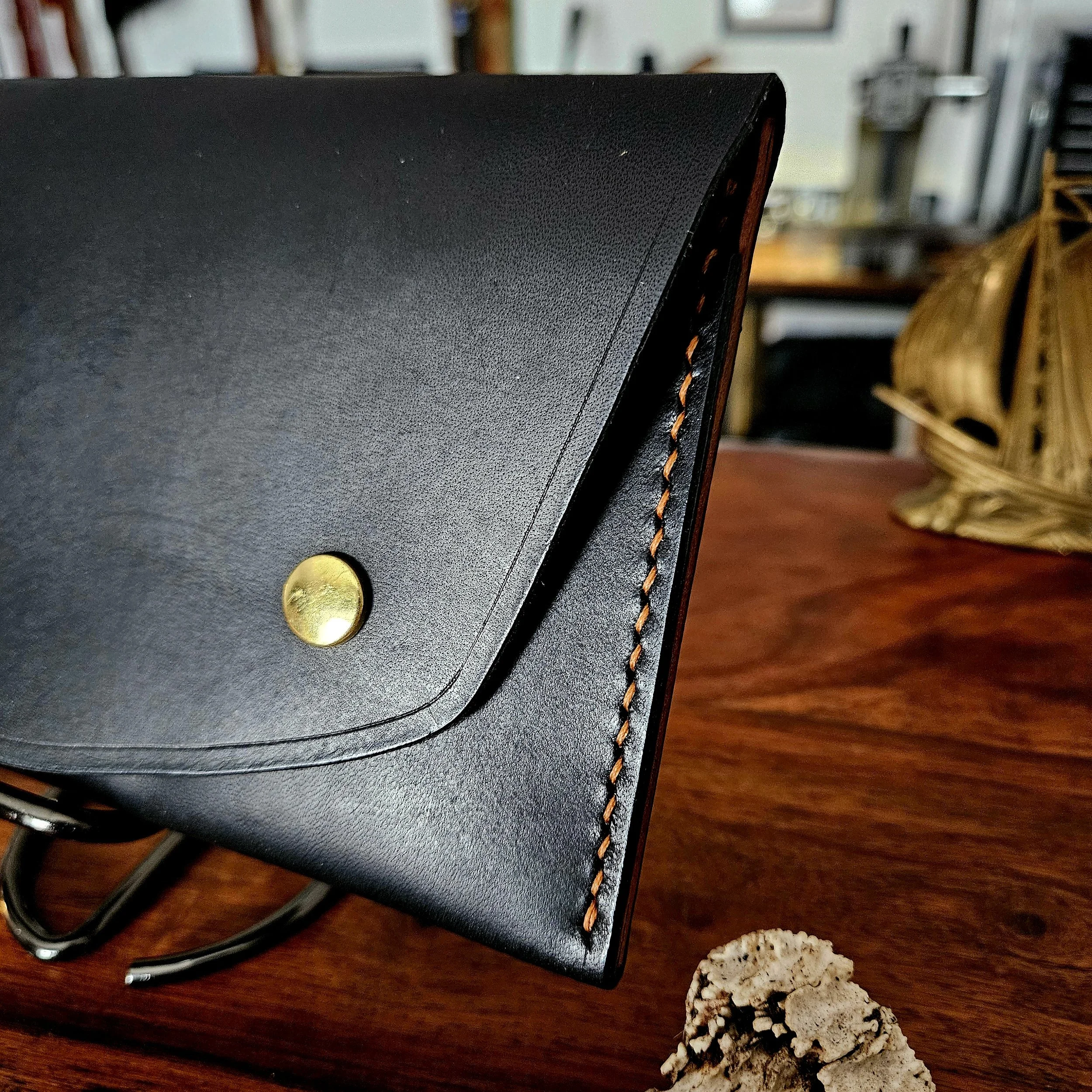 Ladies vegetable tanned leather handmade, hand stitched clutch purse. Made in UK.