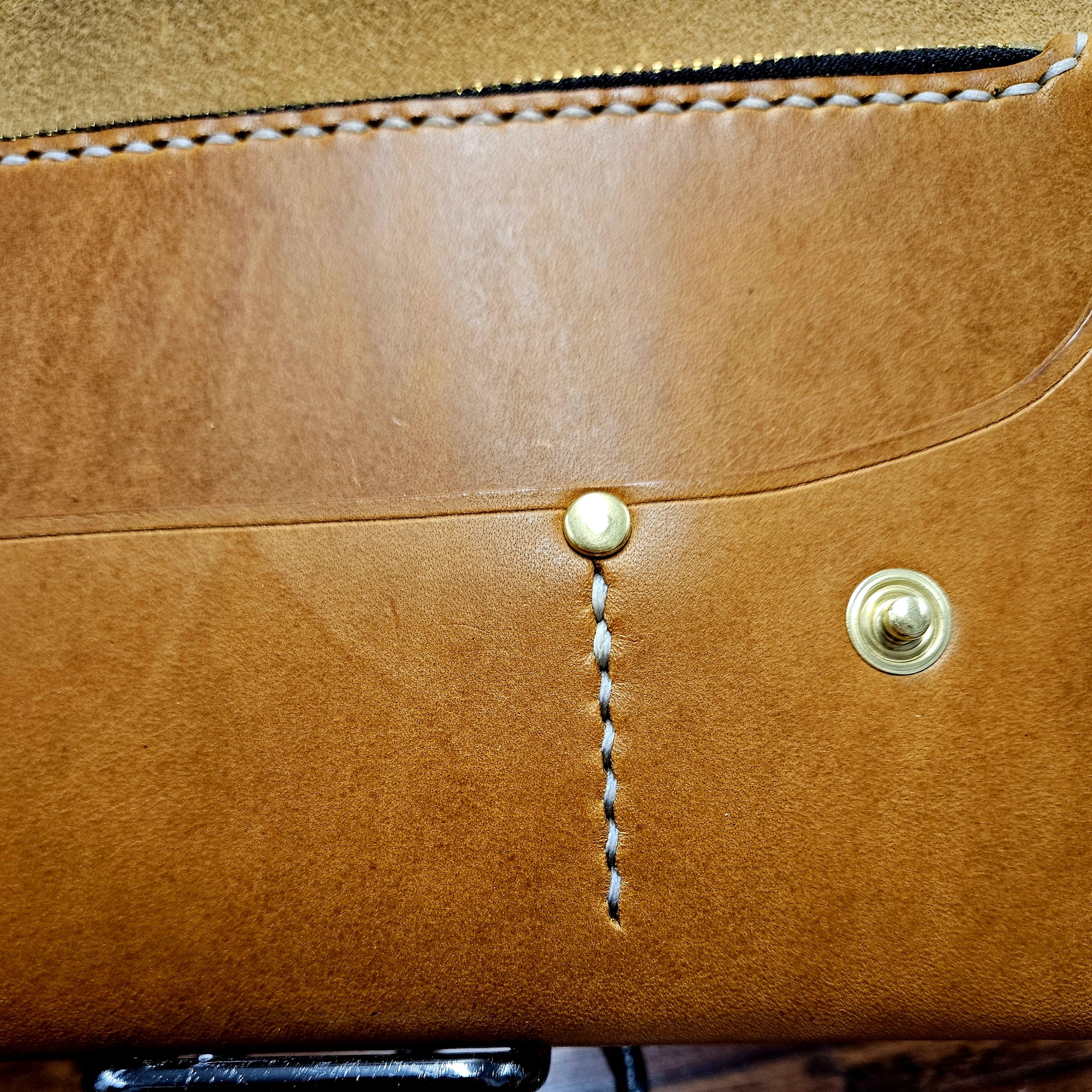 Ladies vegetable tanned leather handmade, hand stitched clutch purse.