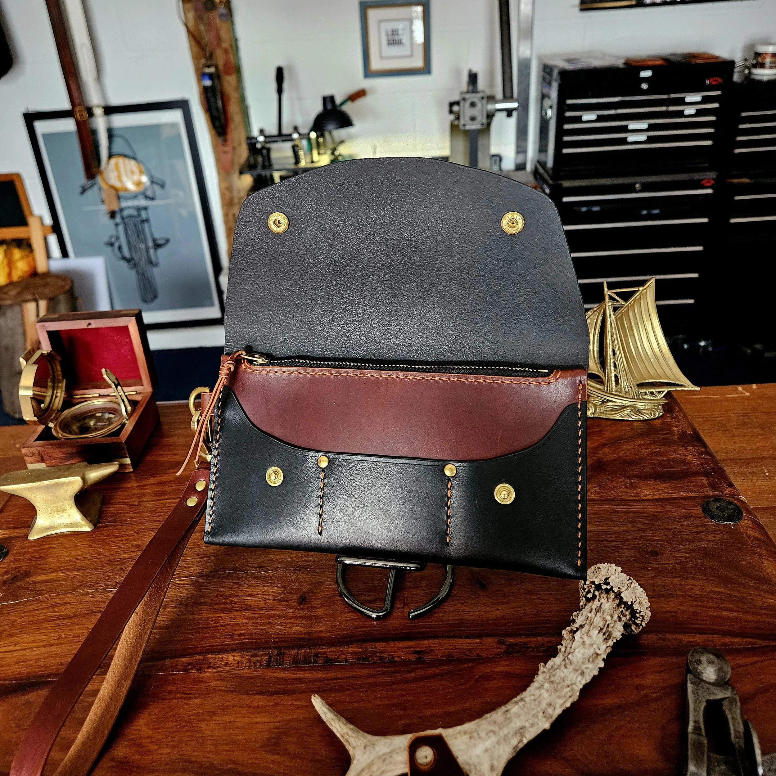 Ladies vegetable tanned leather handmade, hand stitched clutch purse. Made in UK.