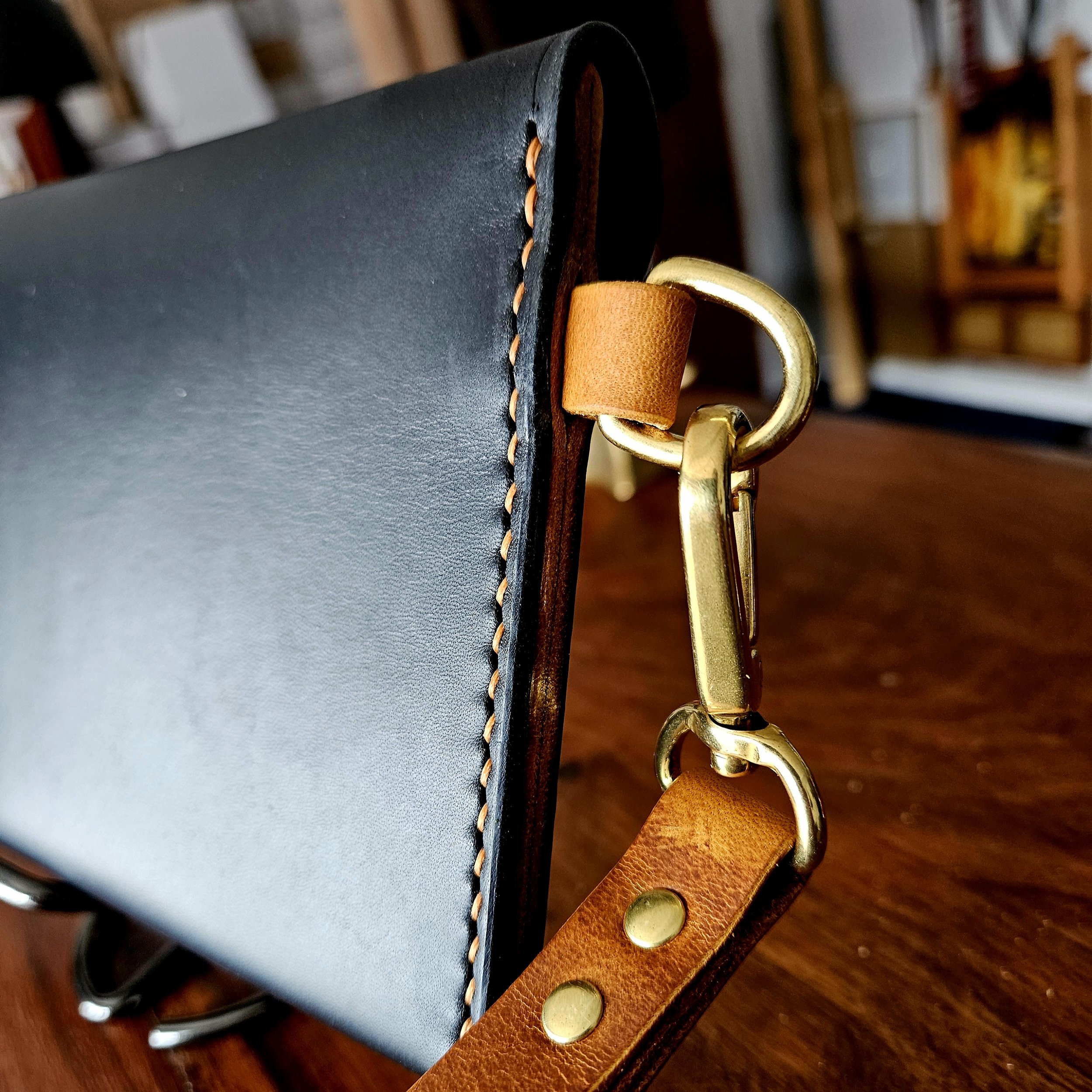 Ladies vegetable tanned leather handmade, hand stitched clutch purse.