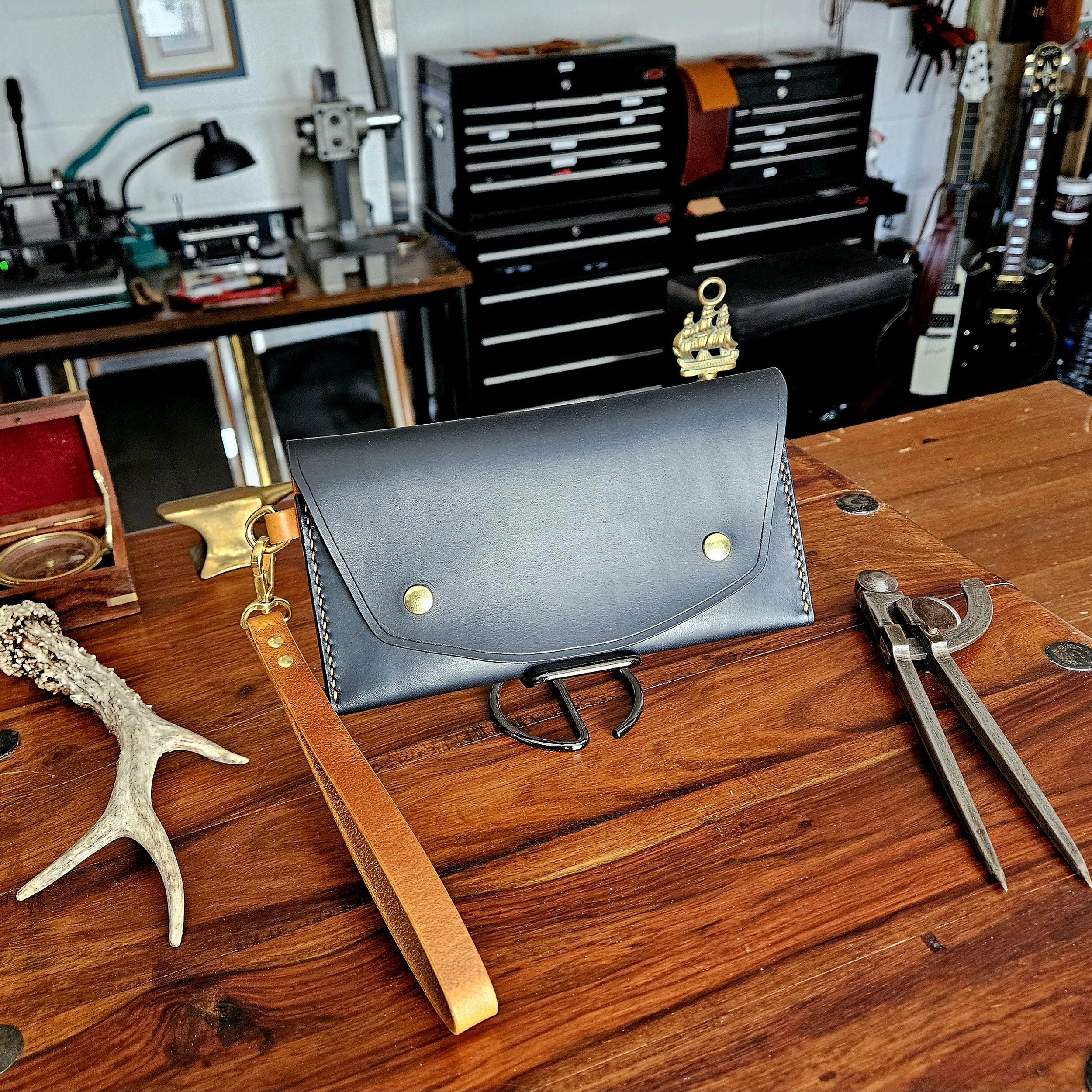 Ladies vegetable tanned leather handmade, hand stitched clutch purse.