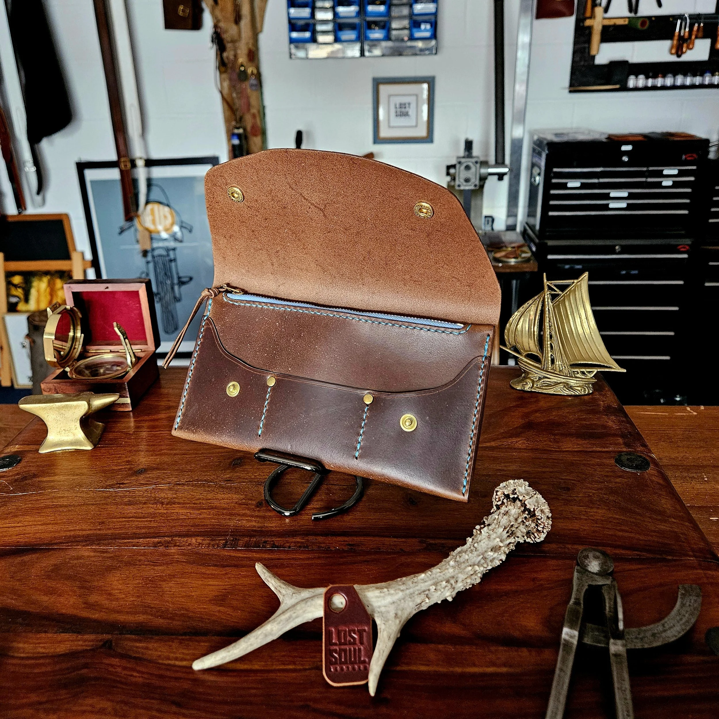 Ladies vegetable tanned leather handmade, hand stitched clutch purse. Made in UK.