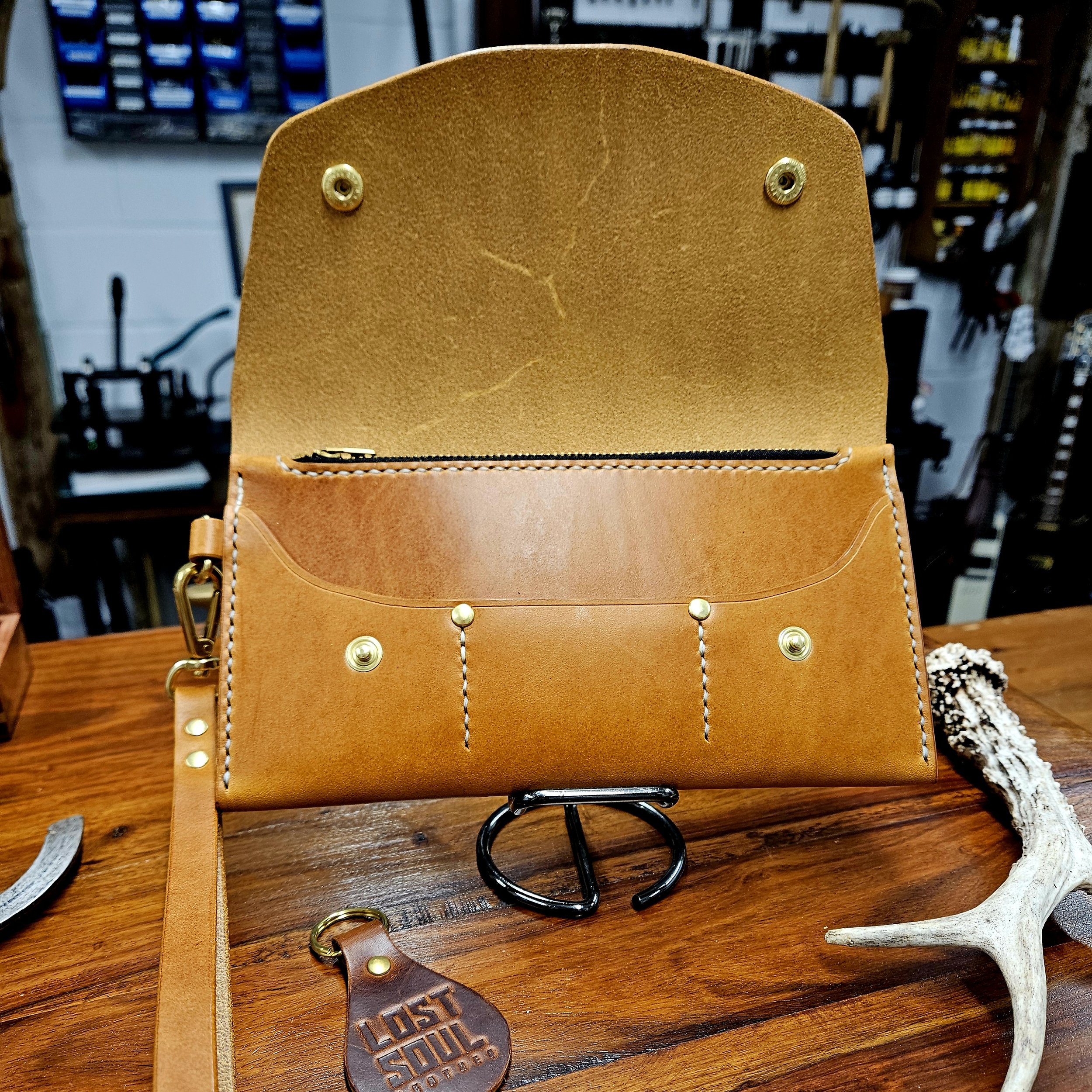 Ladies vegetable tanned leather handmade, hand stitched clutch purse.