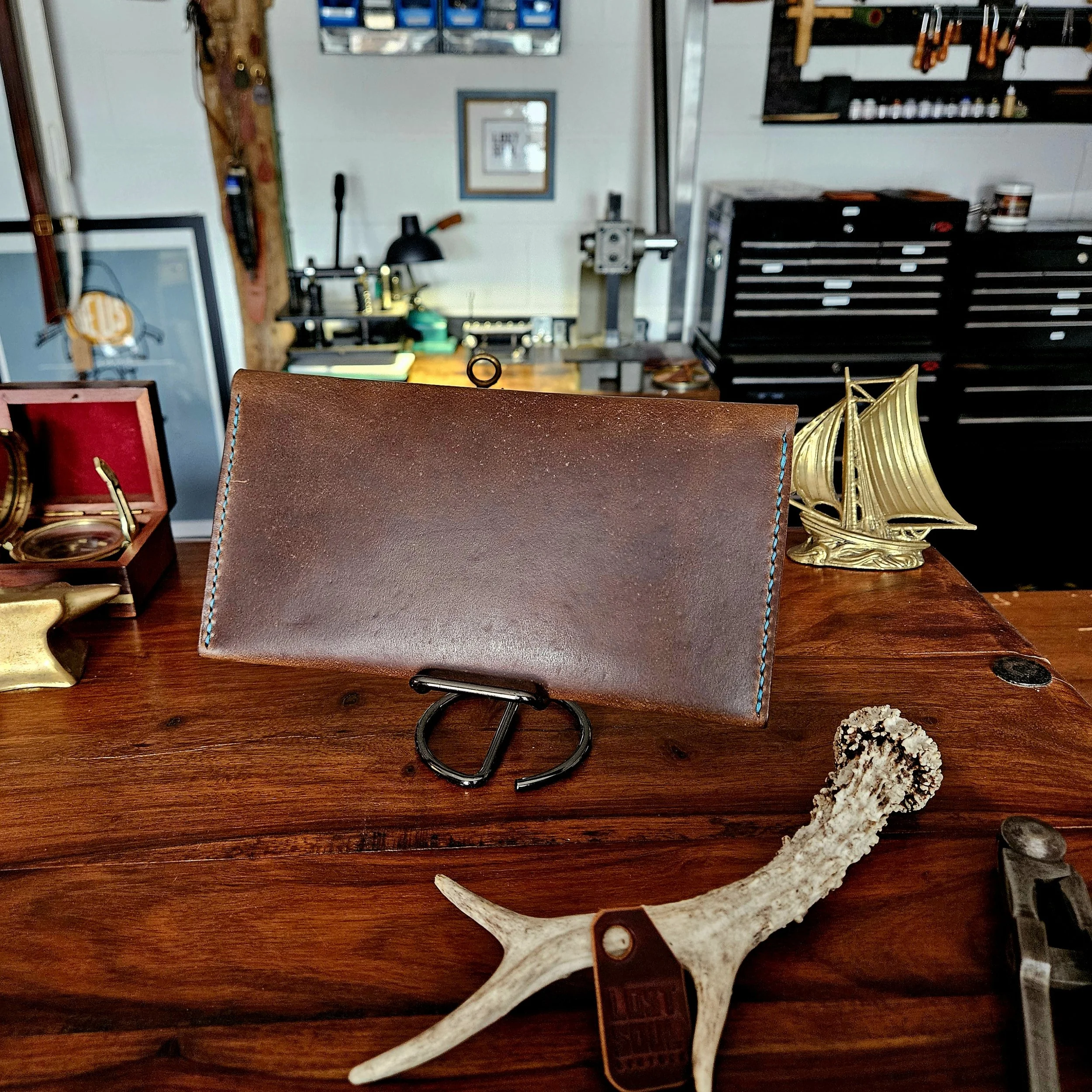 Ladies vegetable tanned leather handmade, hand stitched clutch purse. Made in UK.