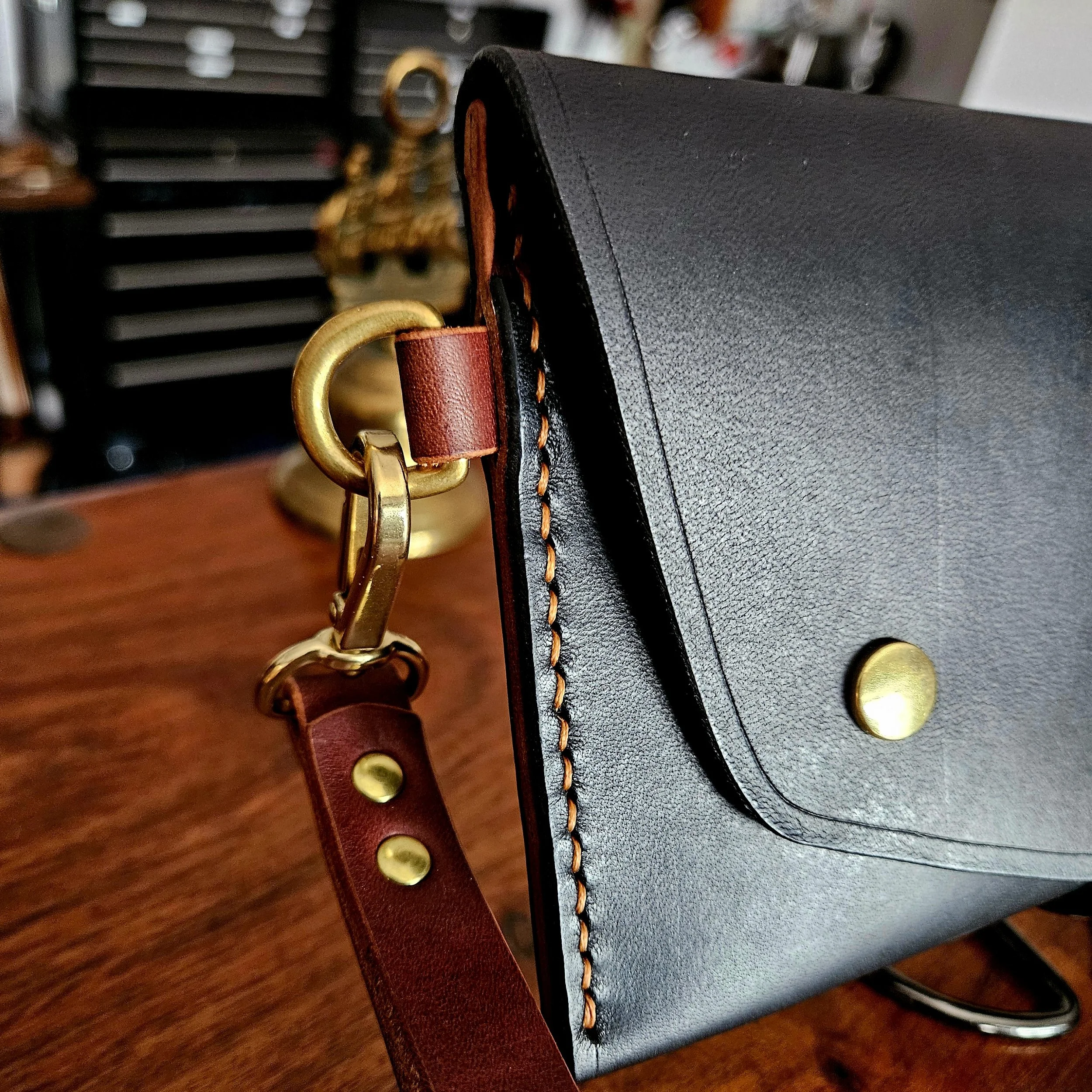 Ladies vegetable tanned leather handmade, hand stitched clutch purse. Made in UK.