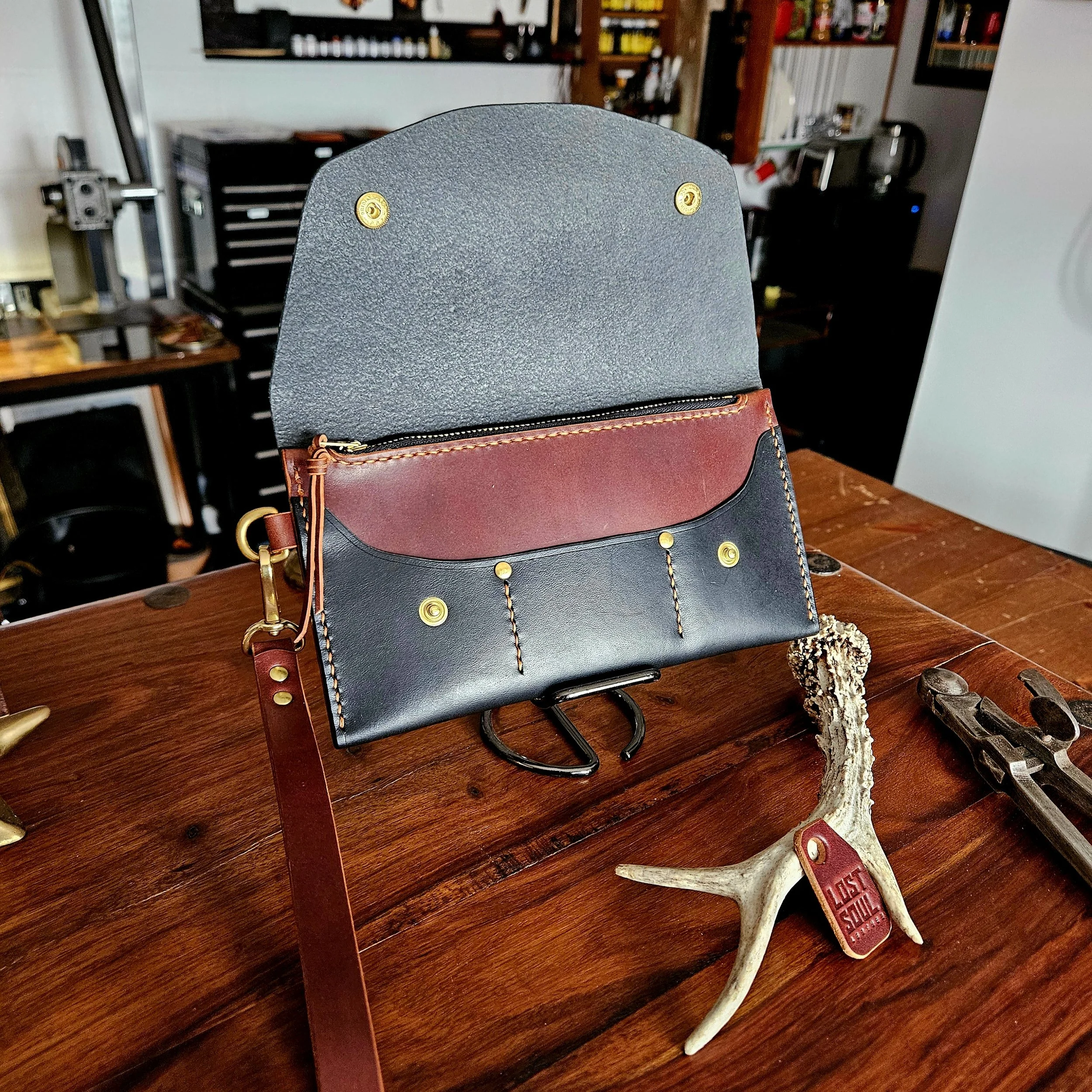 Ladies vegetable tanned leather handmade, hand stitched clutch purse. Made in UK.