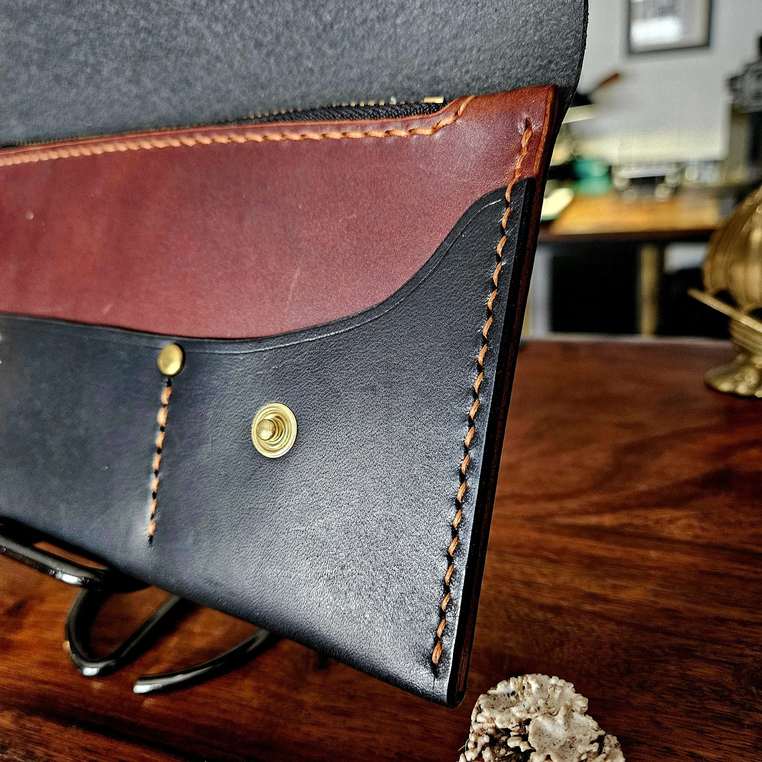 Ladies vegetable tanned leather handmade, hand stitched clutch purse. Made in UK.
