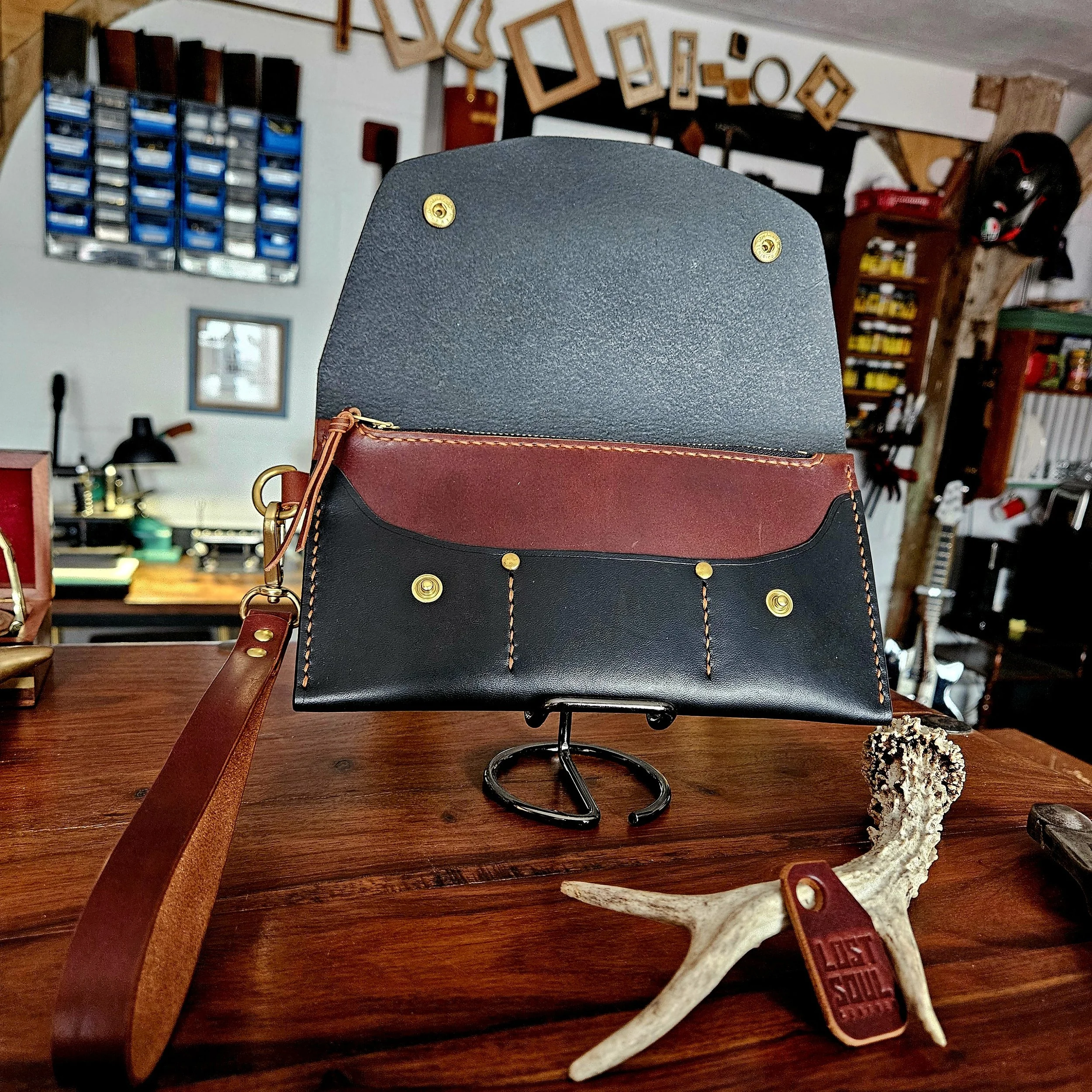 Ladies vegetable tanned leather handmade, hand stitched clutch purse. Made in UK.