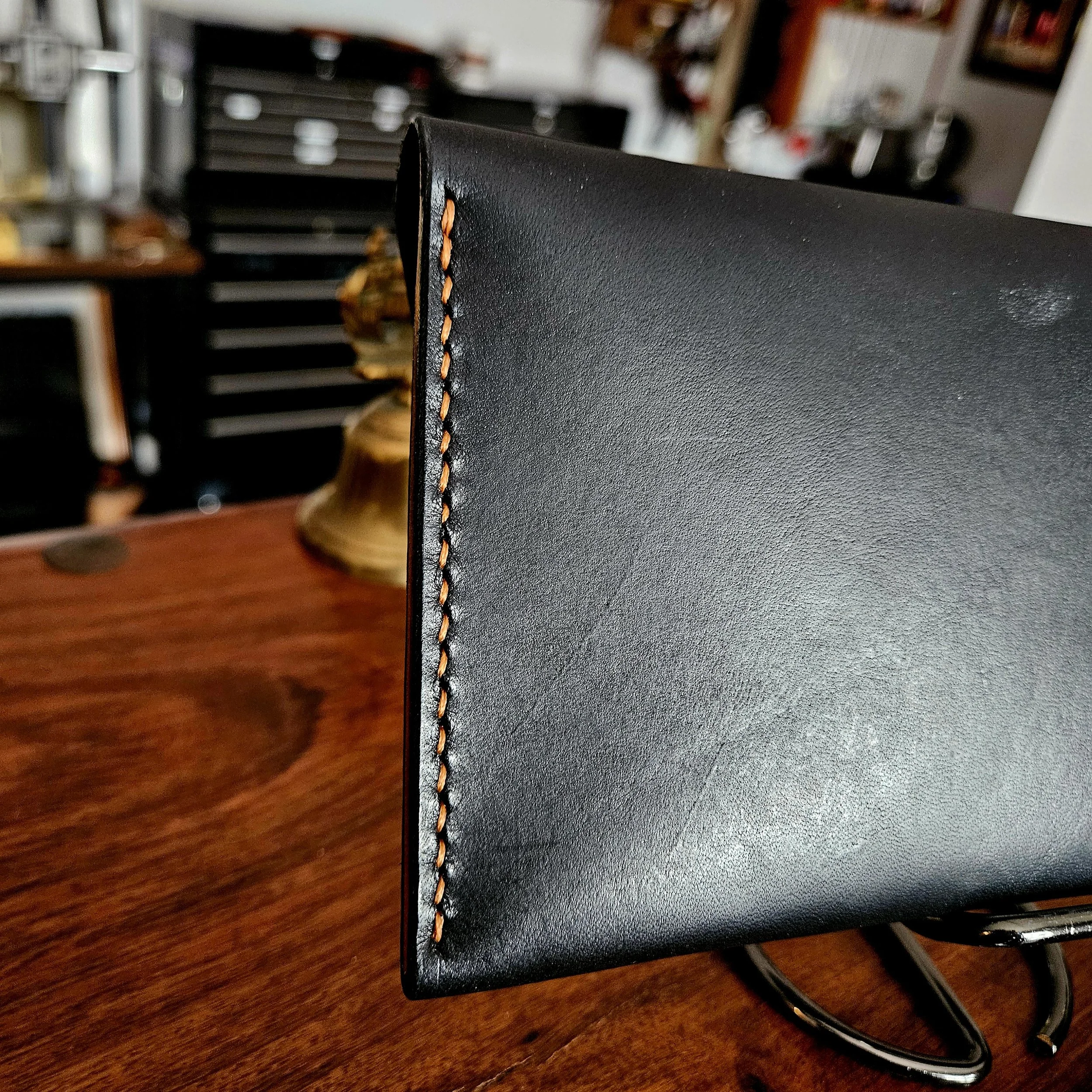 Ladies vegetable tanned leather handmade, hand stitched clutch purse. Made in UK.