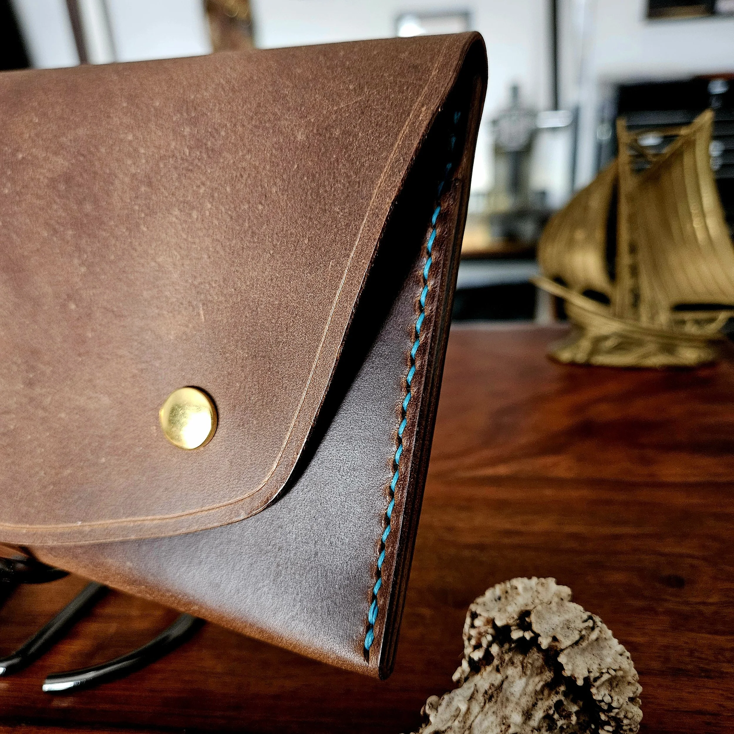 Ladies vegetable tanned leather handmade, hand stitched clutch purse. Made in UK.