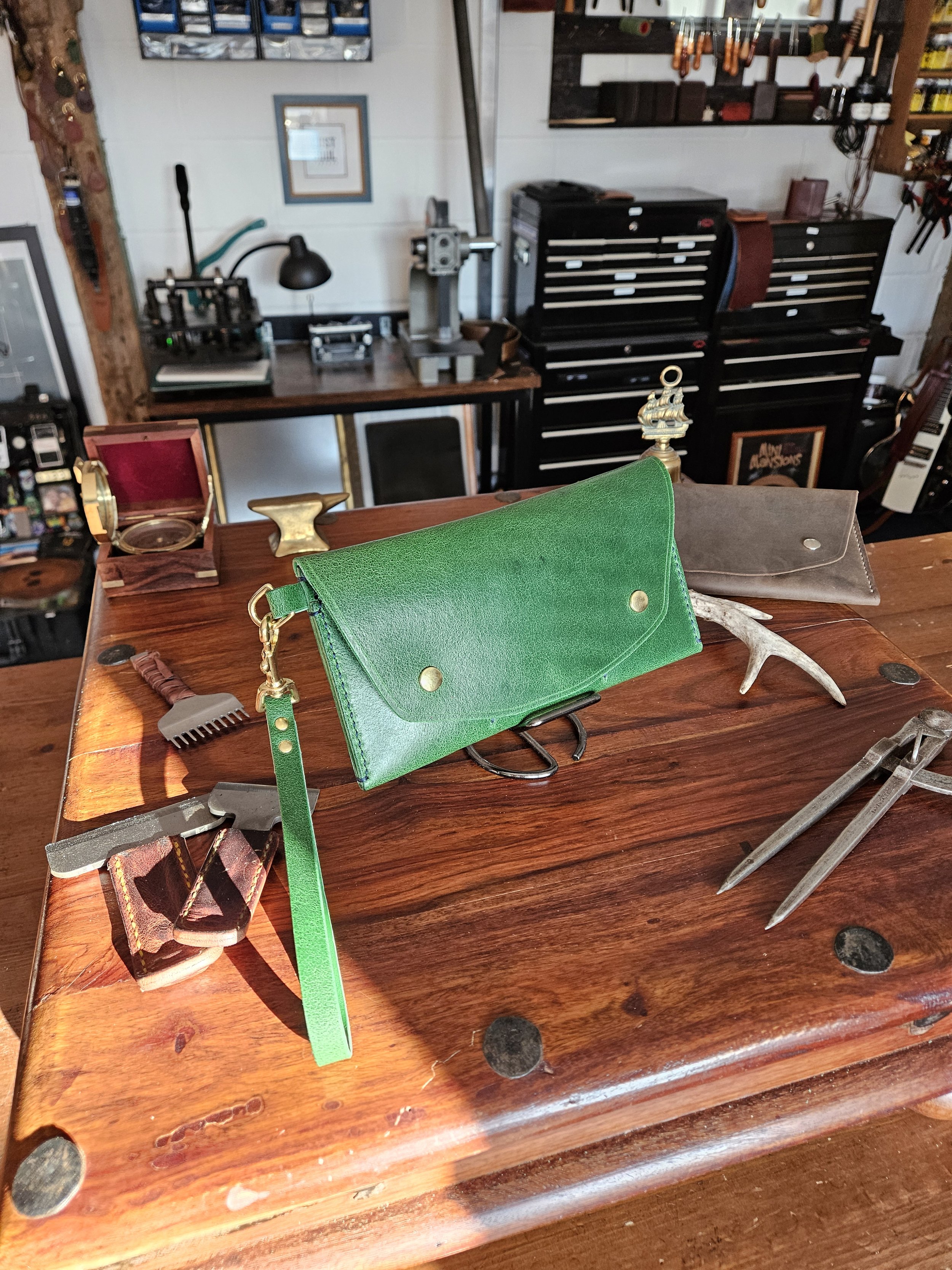Ladies vegetable tanned leather handmade, hand stitched clutch purse.