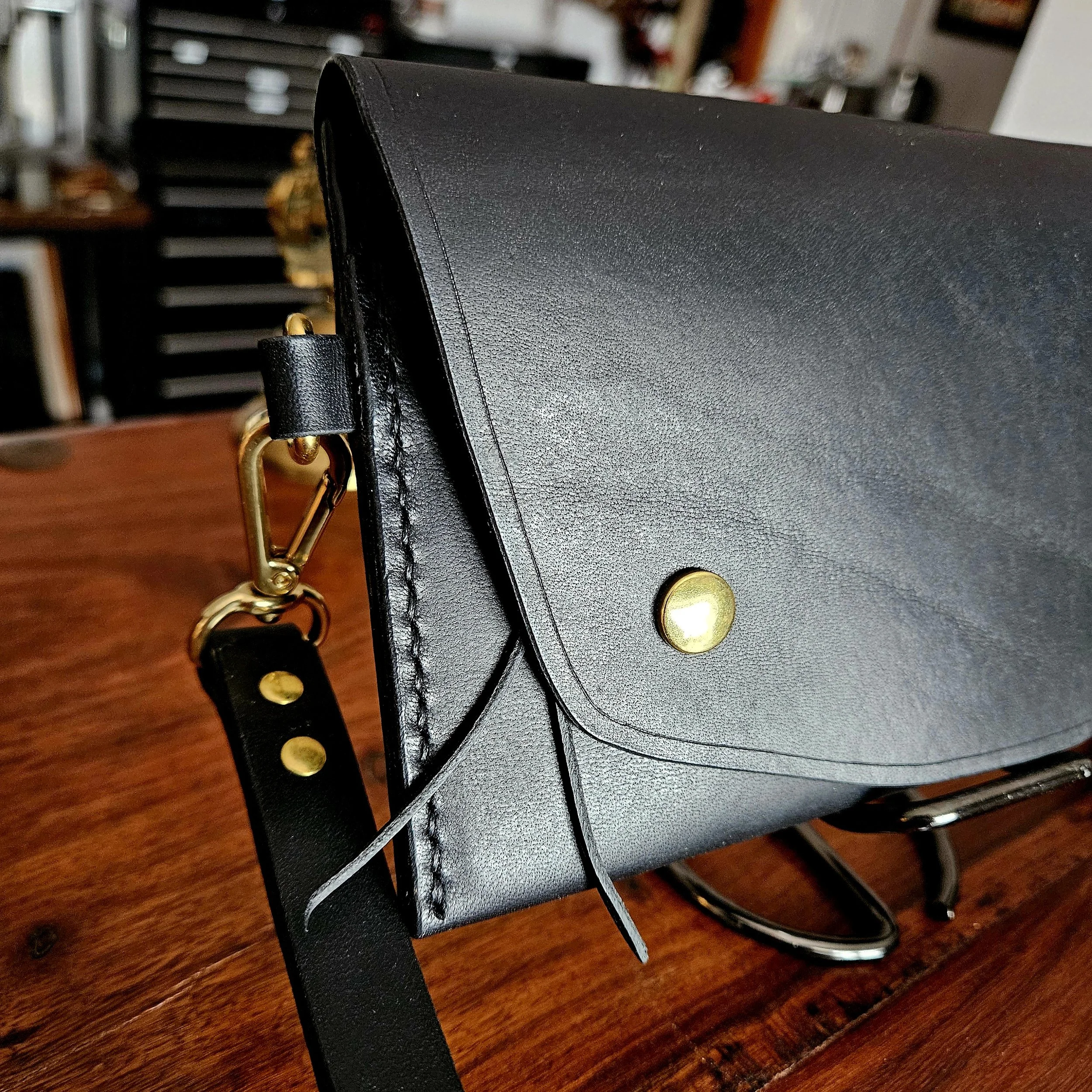 Ladies vegetable tanned leather handmade, hand stitched clutch purse. Made in UK.