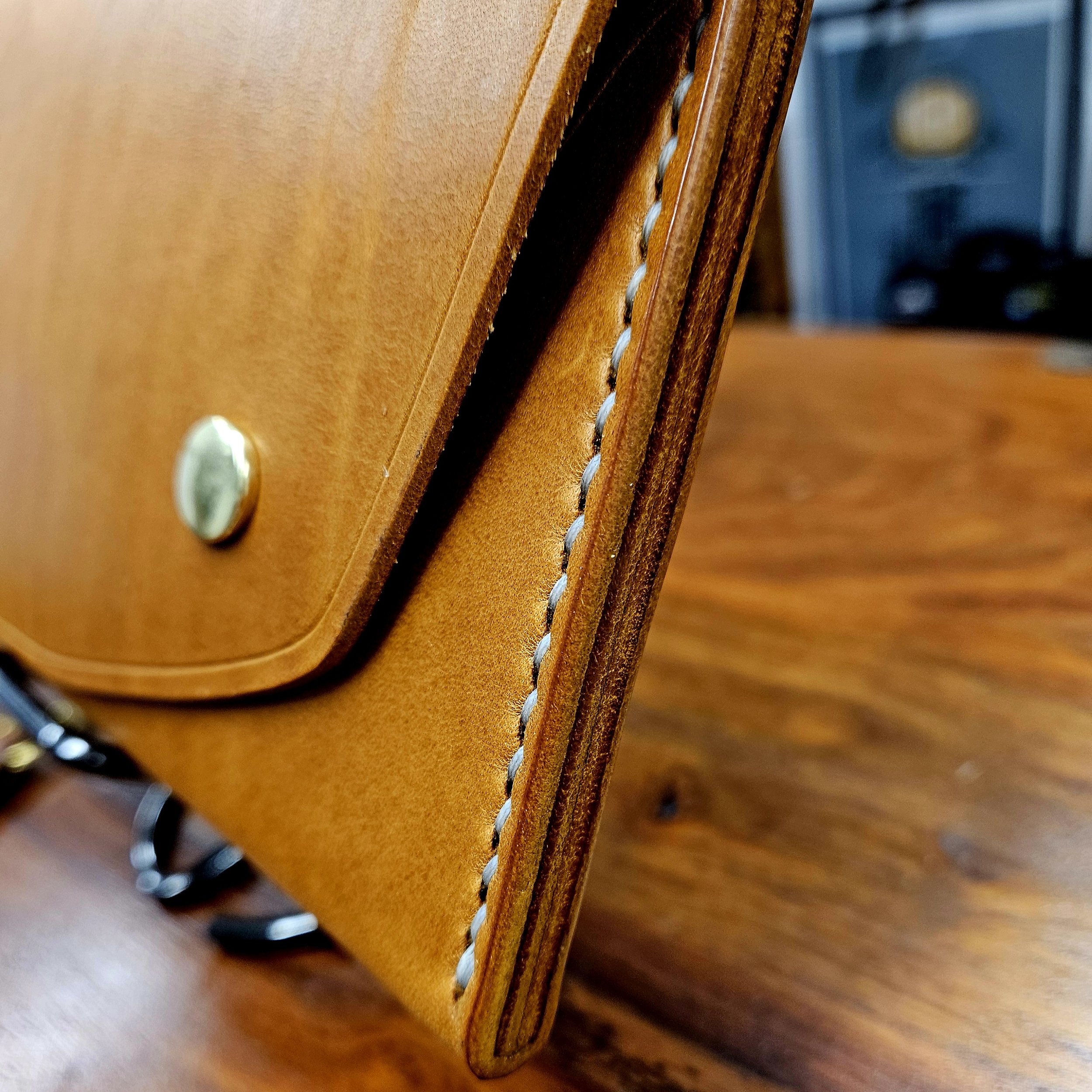 Ladies vegetable tanned leather handmade, hand stitched clutch purse.