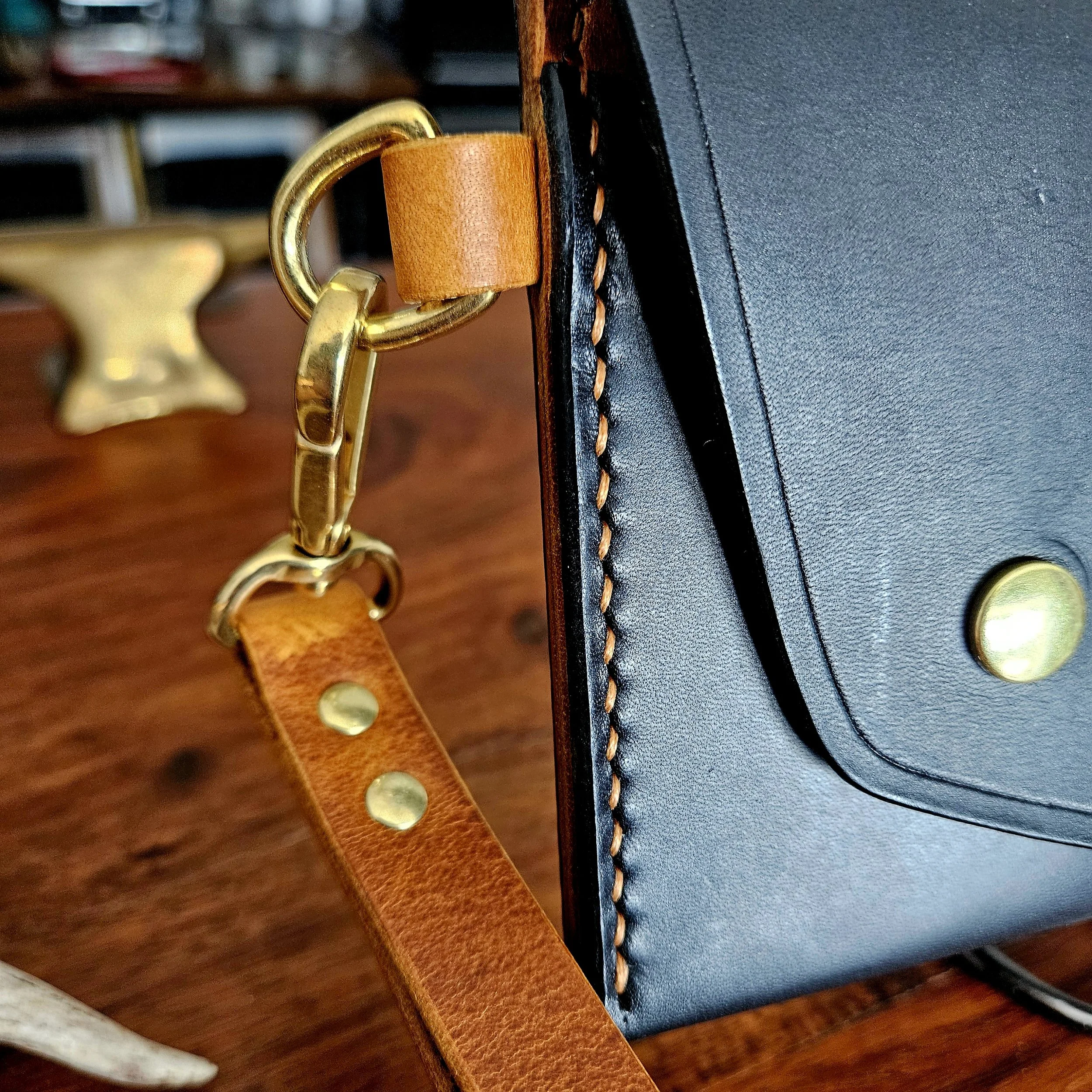 Ladies vegetable tanned leather handmade, hand stitched clutch purse.