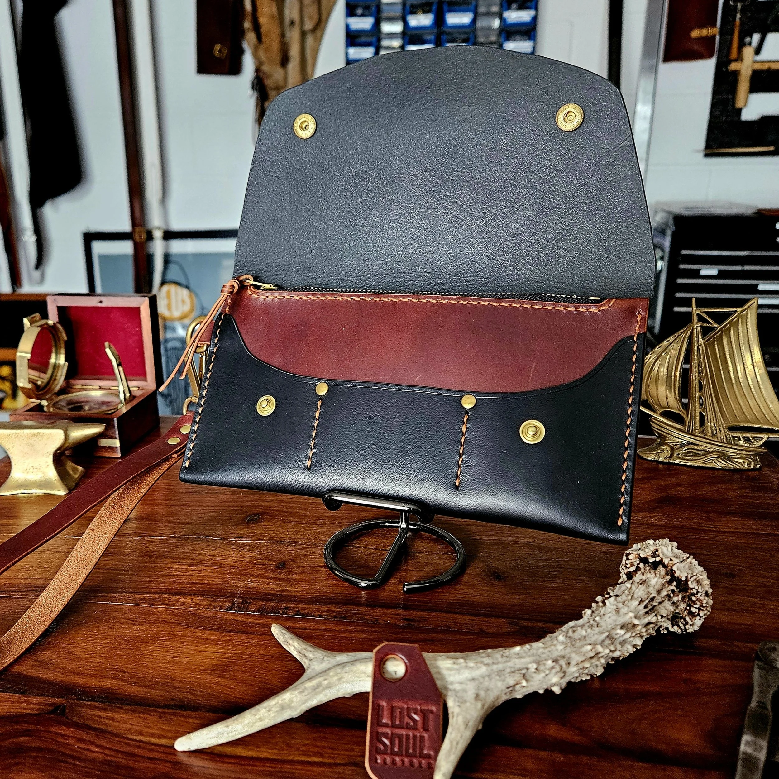 Ladies vegetable tanned leather handmade, hand stitched clutch purse. Made in UK.