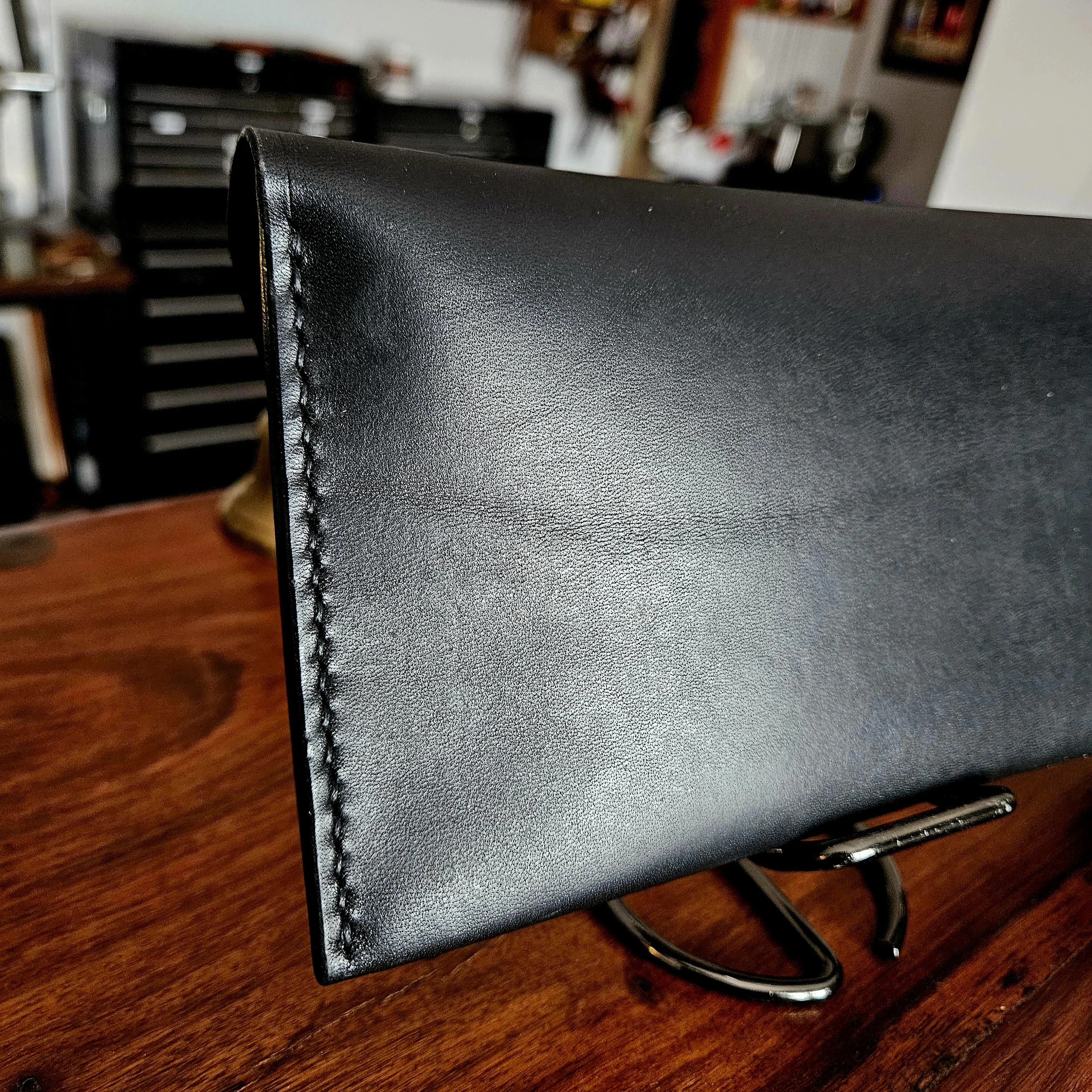 Ladies vegetable tanned leather handmade, hand stitched clutch purse. Made in UK.