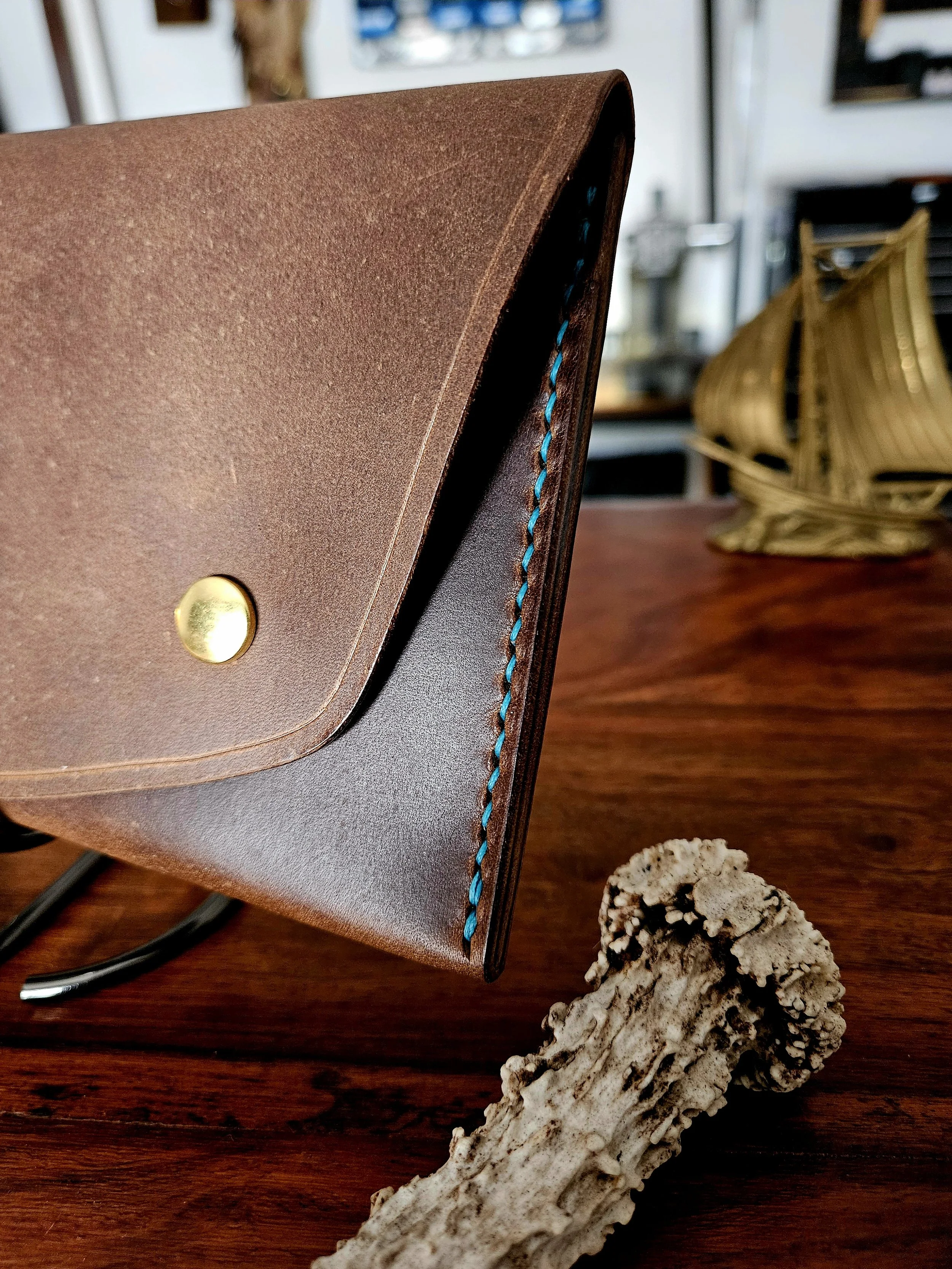 Ladies vegetable tanned leather handmade, hand stitched clutch purse. Made in UK.