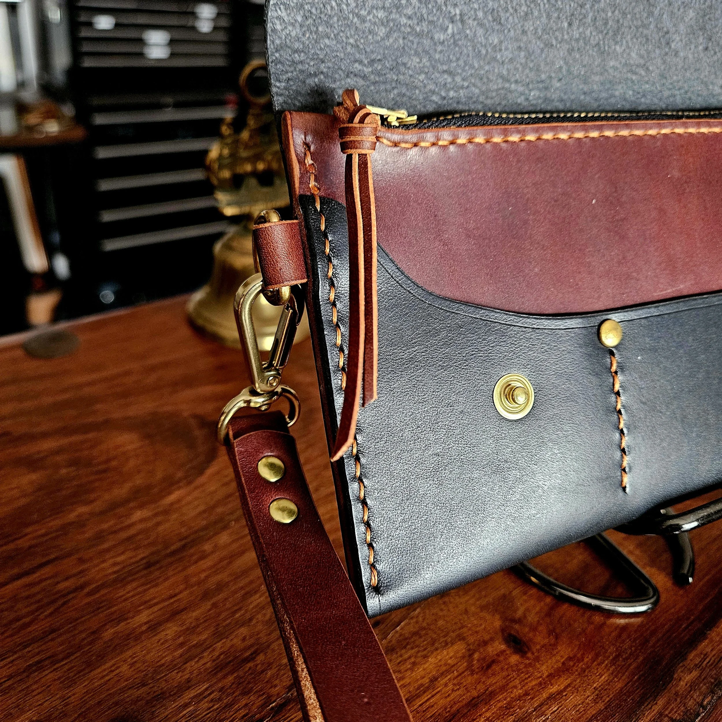 Ladies vegetable tanned leather handmade, hand stitched clutch purse. Made in UK.