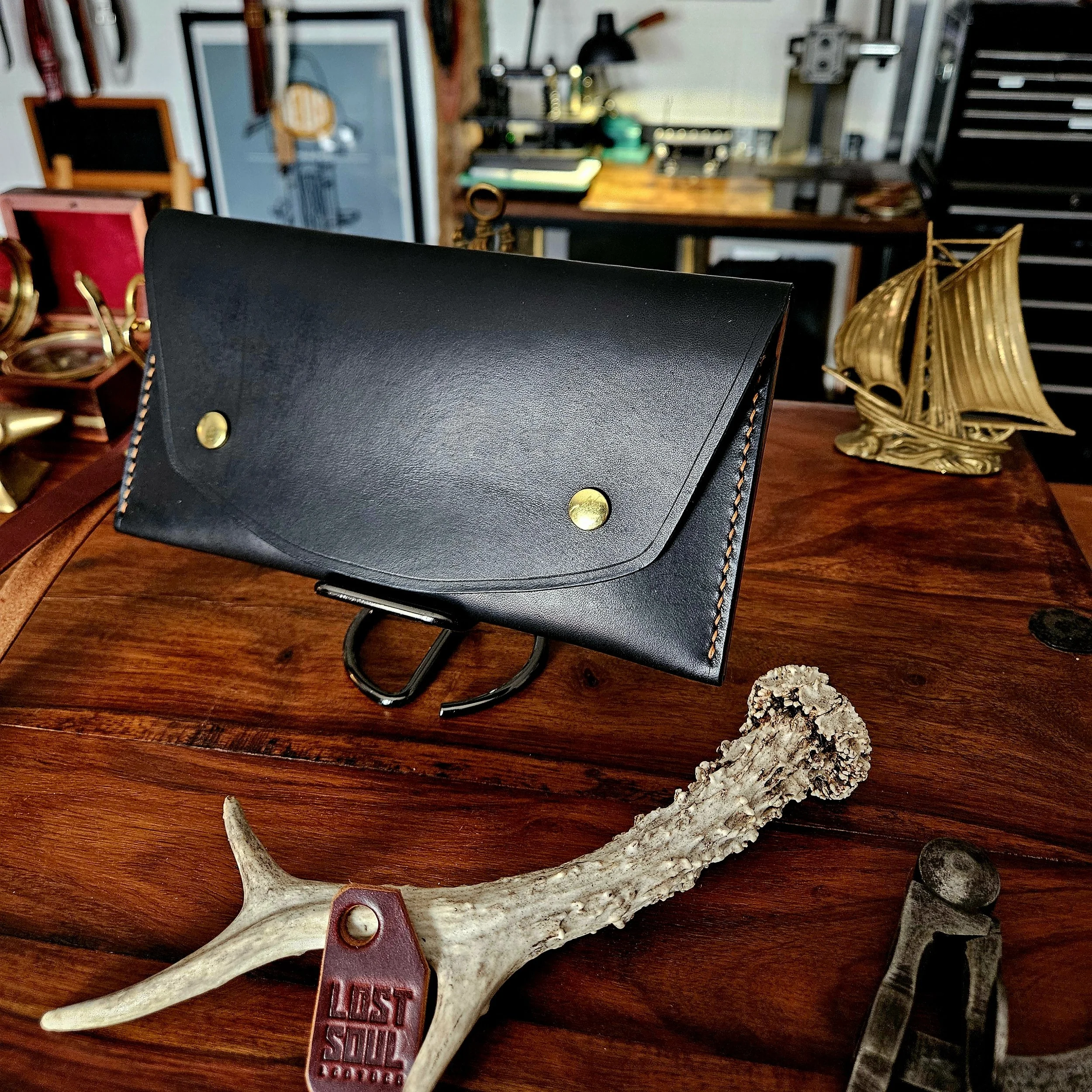 Ladies vegetable tanned leather handmade, hand stitched clutch purse. Made in UK.