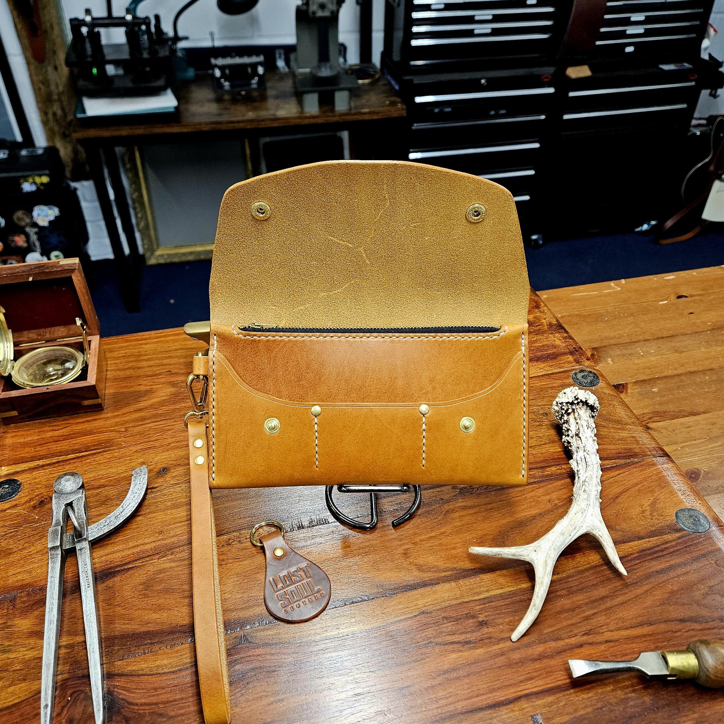 Ladies vegetable tanned leather handmade, hand stitched clutch purse.