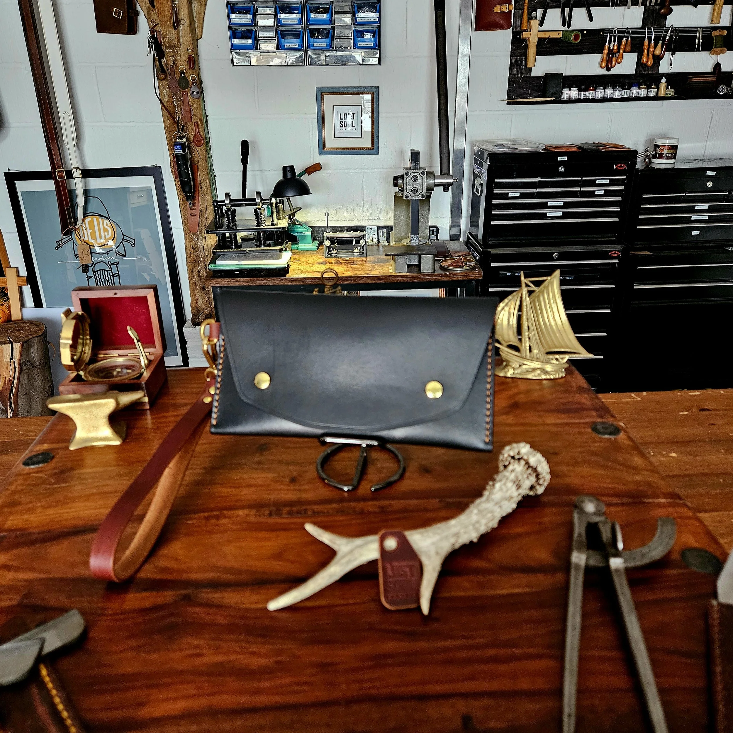 Ladies vegetable tanned leather handmade, hand stitched clutch purse. Made in UK.