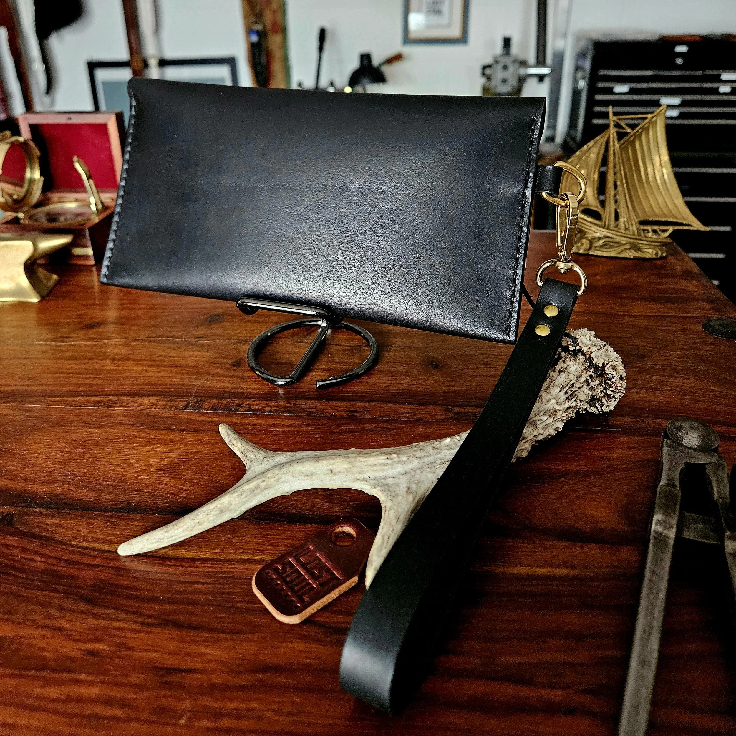 Ladies vegetable tanned leather handmade, hand stitched clutch purse. Made in UK.