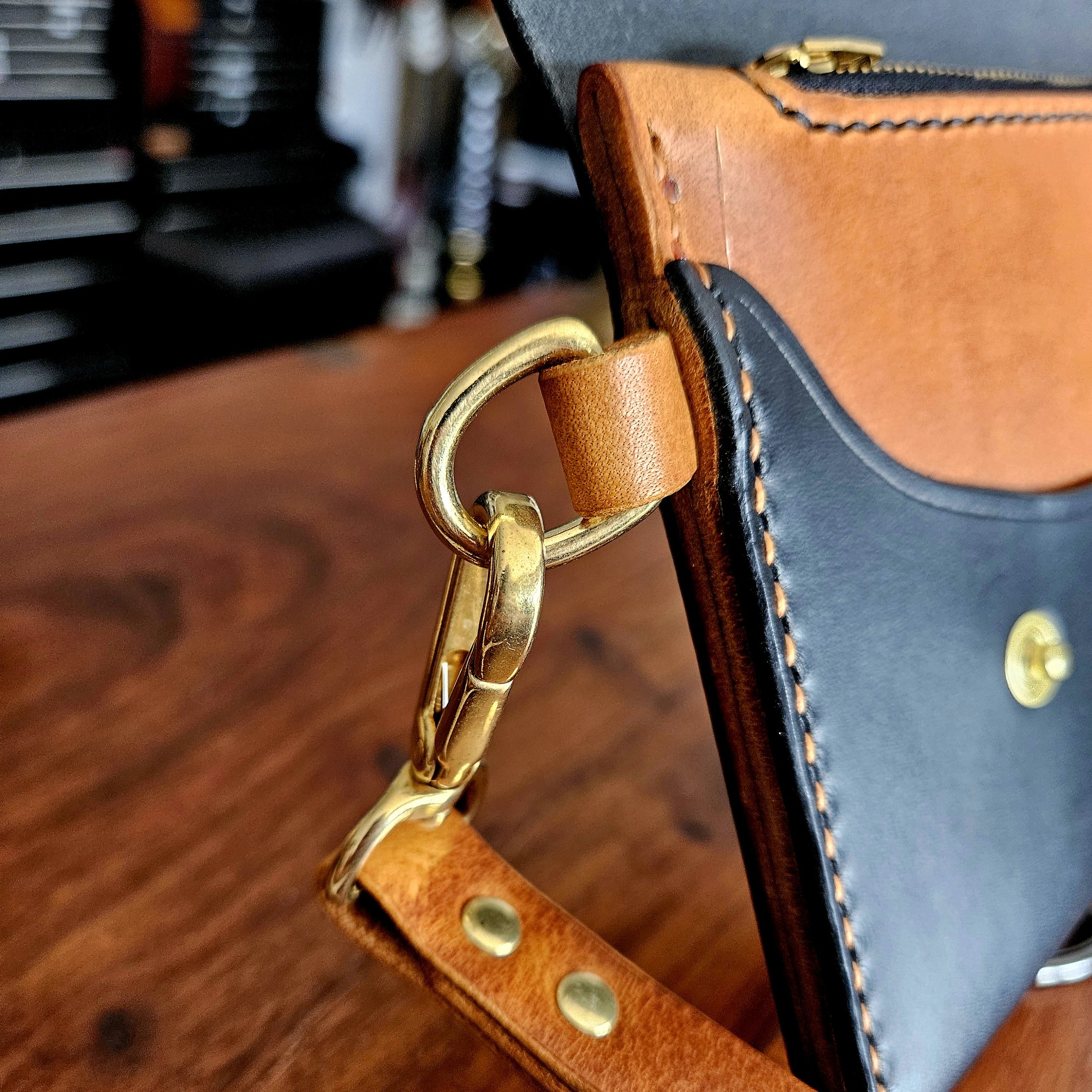Ladies vegetable tanned leather handmade, hand stitched clutch purse.