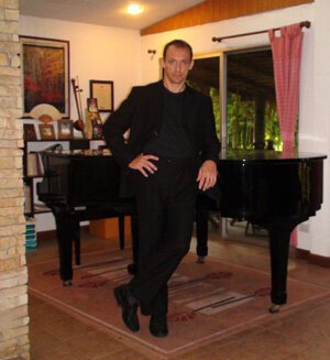 Roberto: Online Piano Teacher