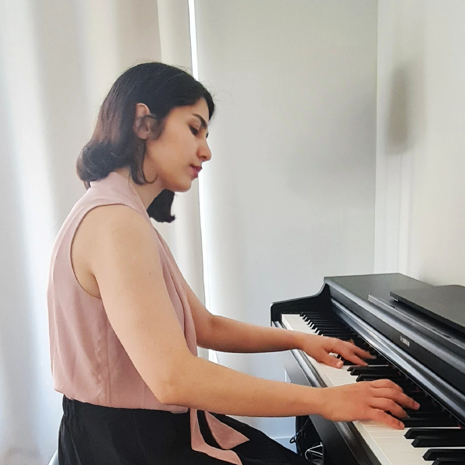 Elahe: Online Piano Teacher