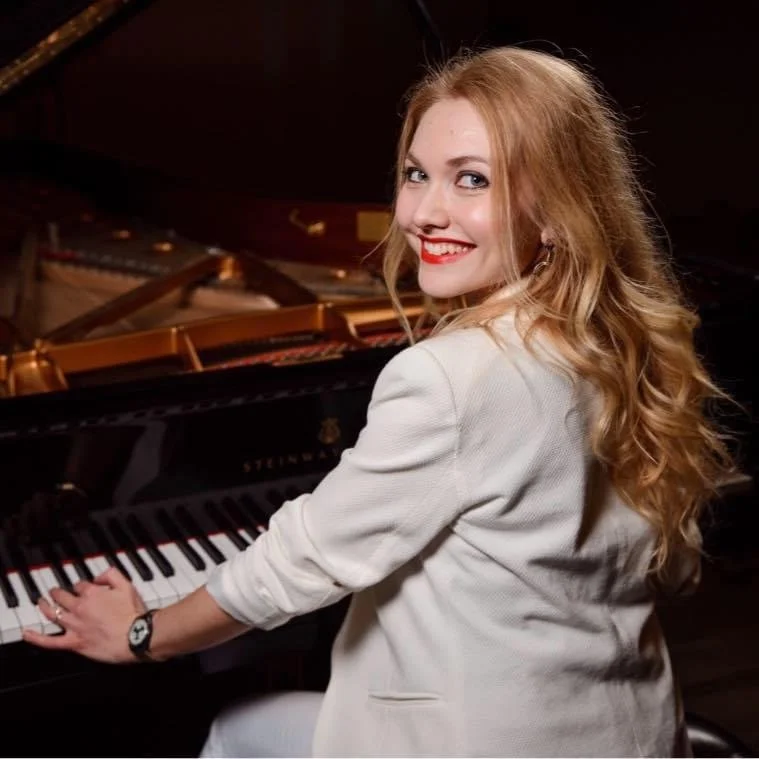 Emilia: Online Piano Teacher