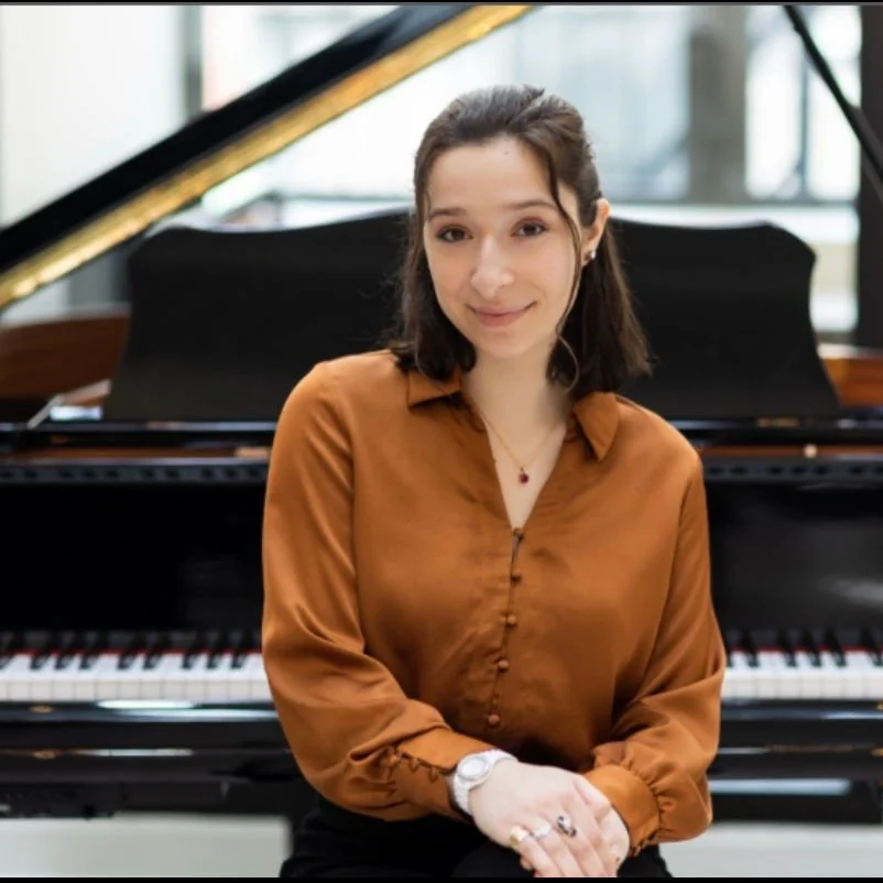 Gabrielle: Online Piano Teacher