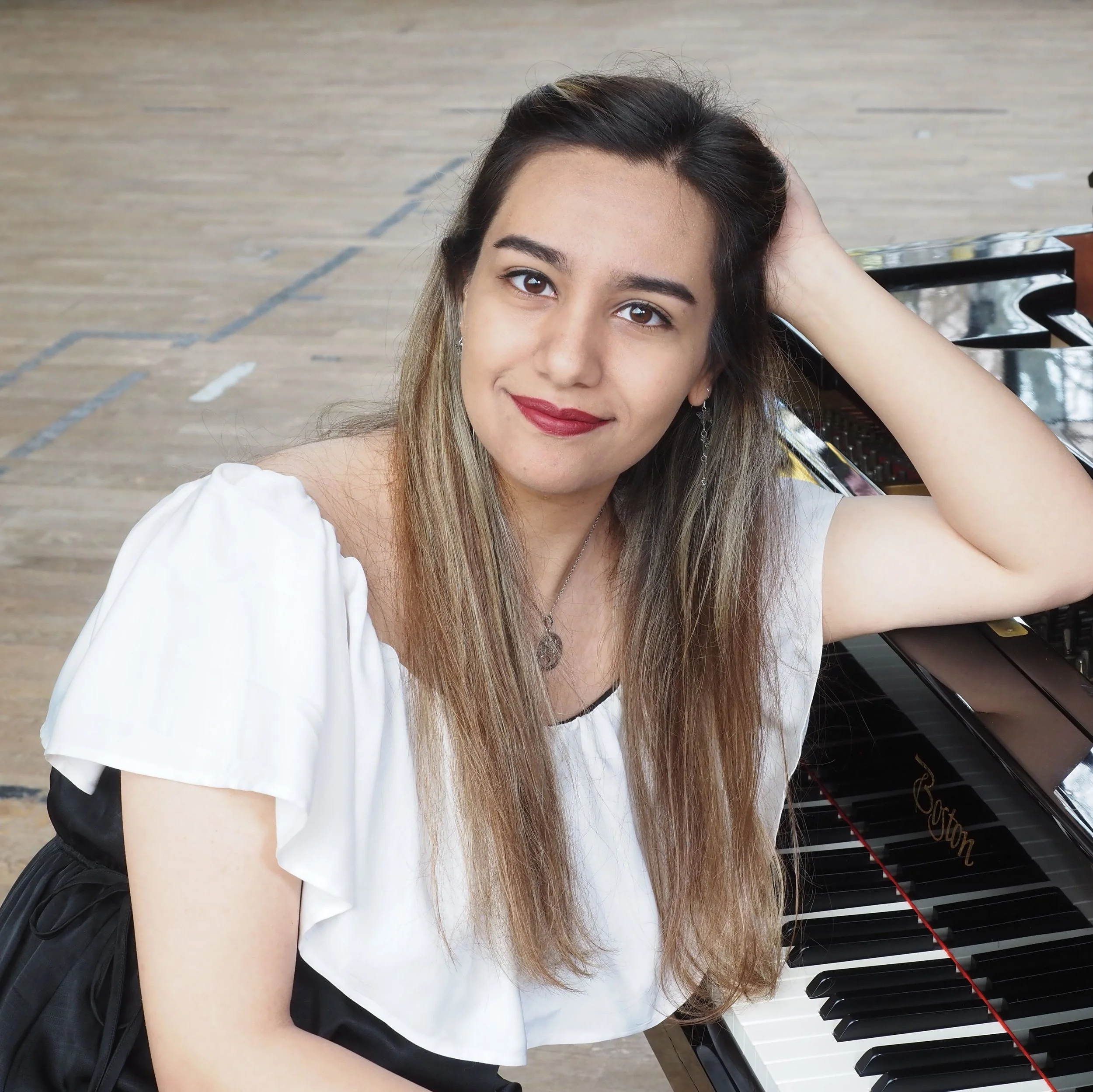 Mahya: Online Piano Teacher