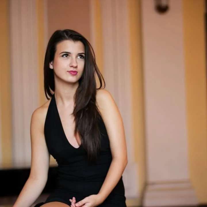 Dina: Online Piano Teacher