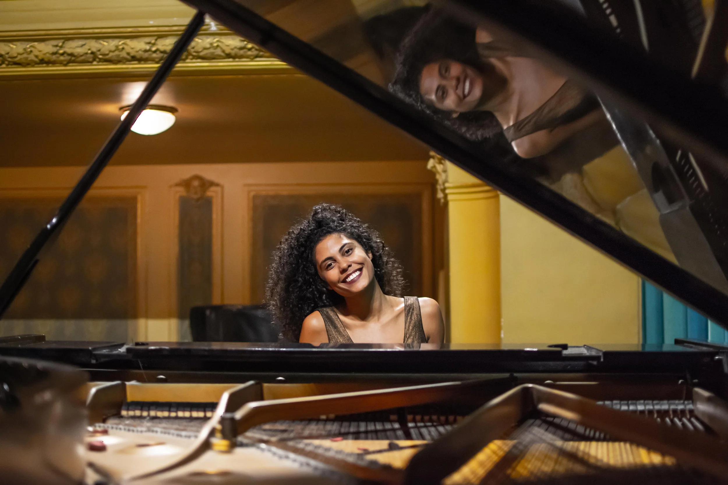 Laís: Online Piano Teacher