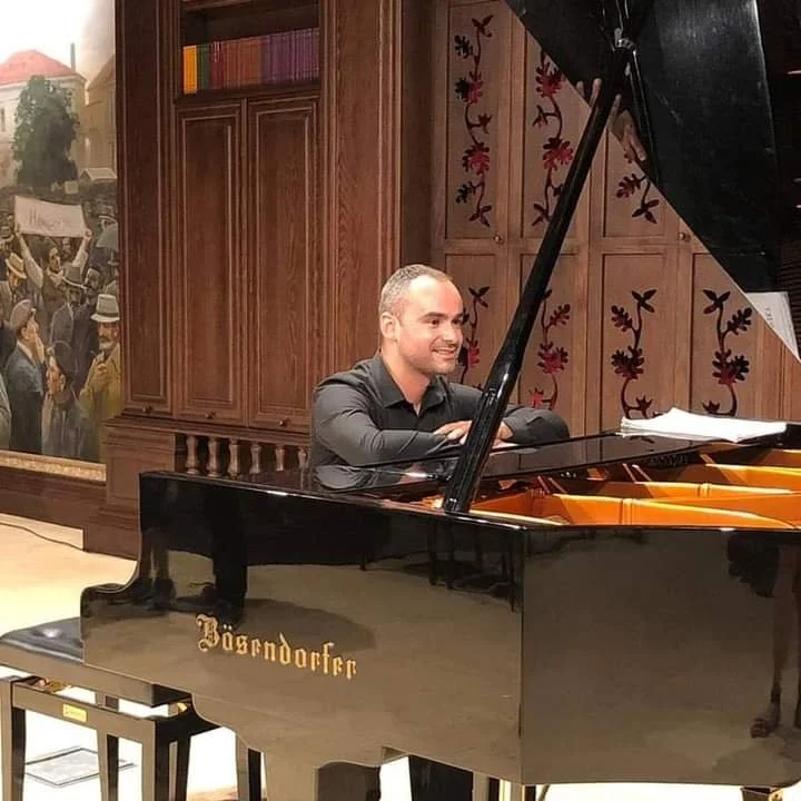 Denis: Online Piano Teacher