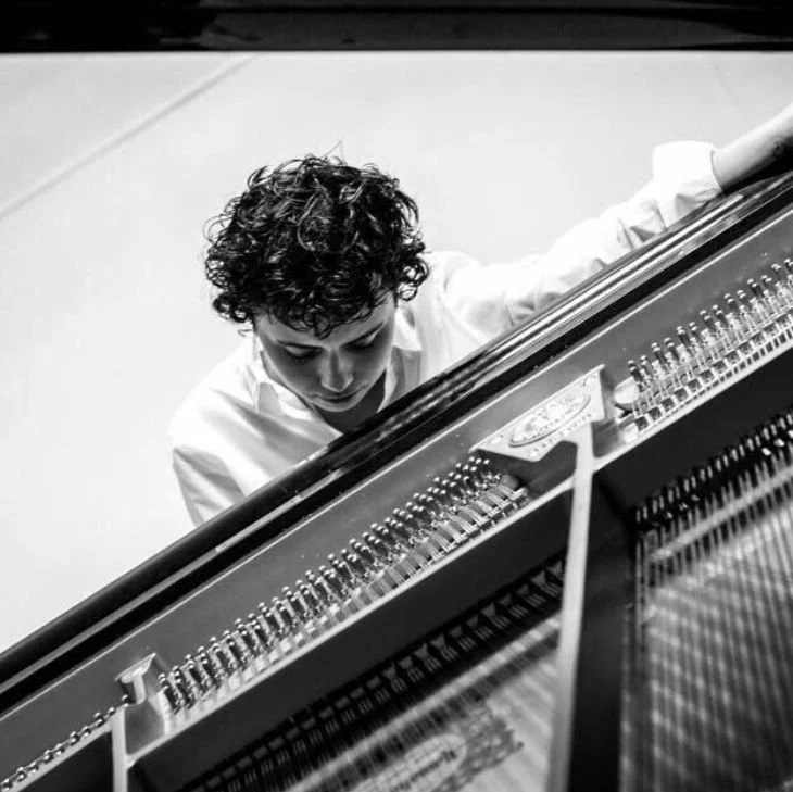 Ayse: Online Piano Teacher