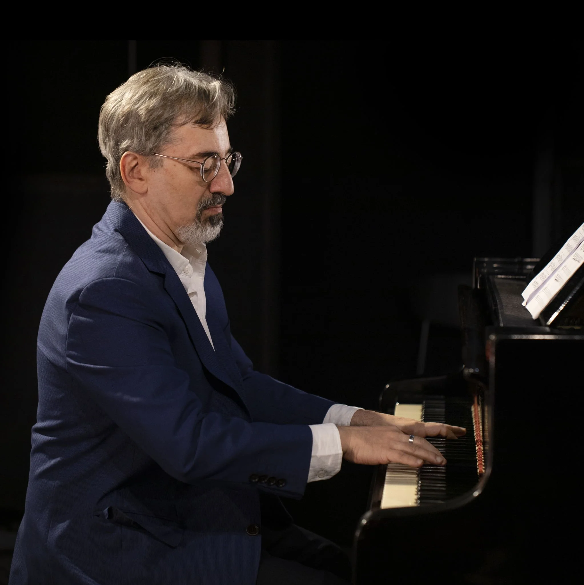 Online Piano Teacher Marcelo offers  piano lessons