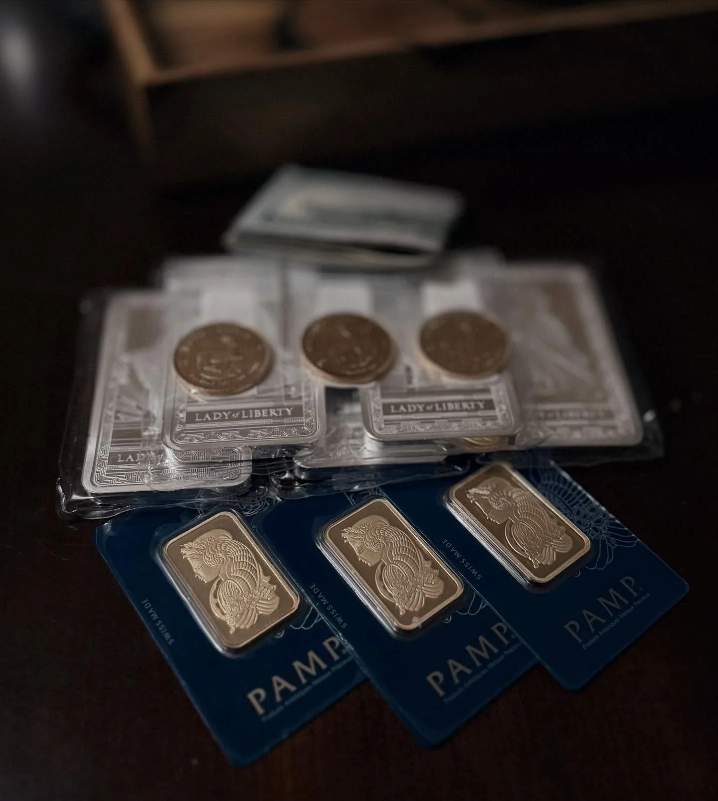 Do you have Gold or Silver and have been looking at a new timepiece? We take Gold and Silver towards your purchase! We also will pay you in Gold or Silver for your unwanted luxury timepieces! 

Call 769.284.1001 or Come See Us 

📍 107 Merchant Stree