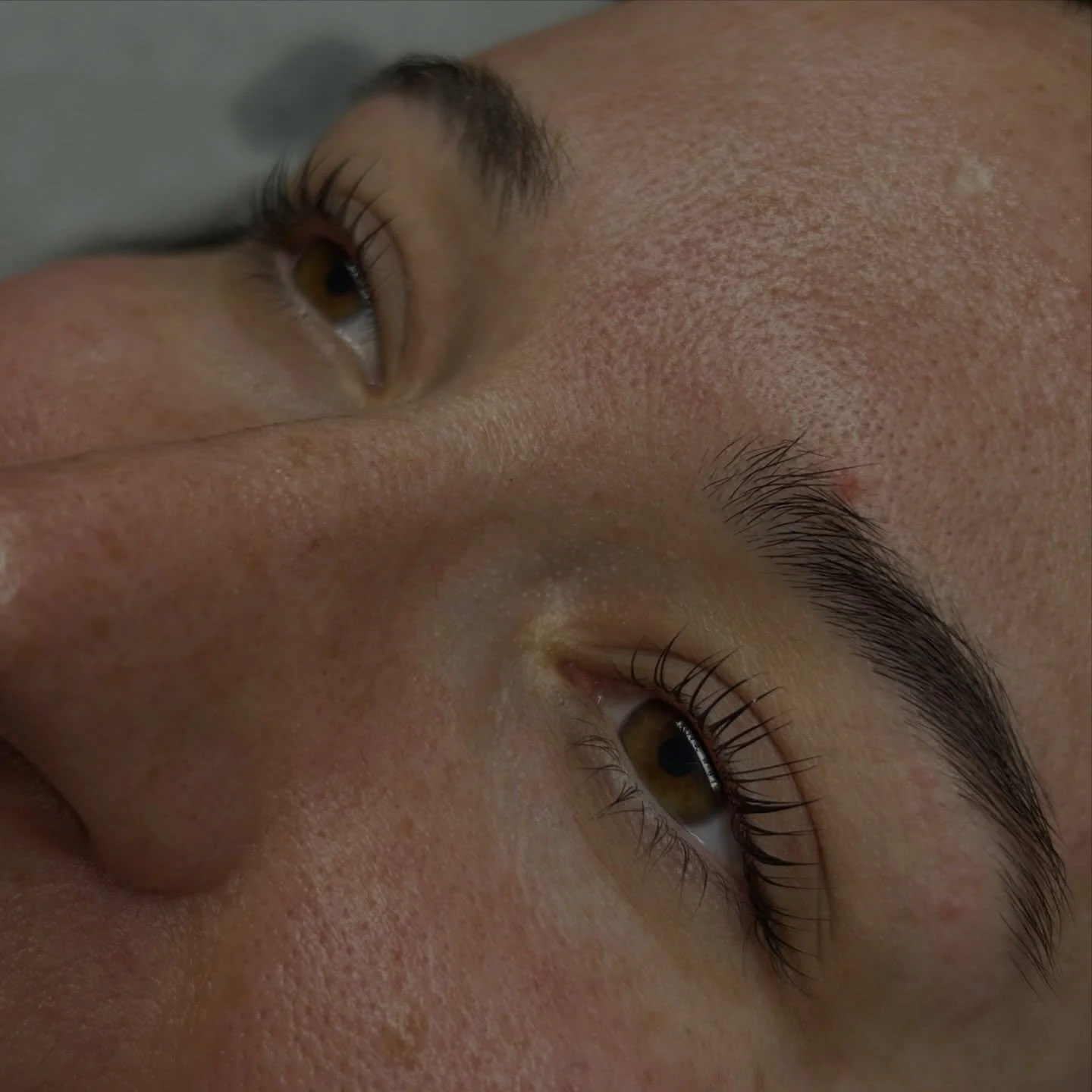 look at that healthy hydration 💧 here&rsquo;s why we are swooning over our Korean lash lifts:

▪️lash health comes first &mdash; Korean techniques focus on gentler processing + nourishing solutions that protect the natural lashes

▪️longer-lasting r