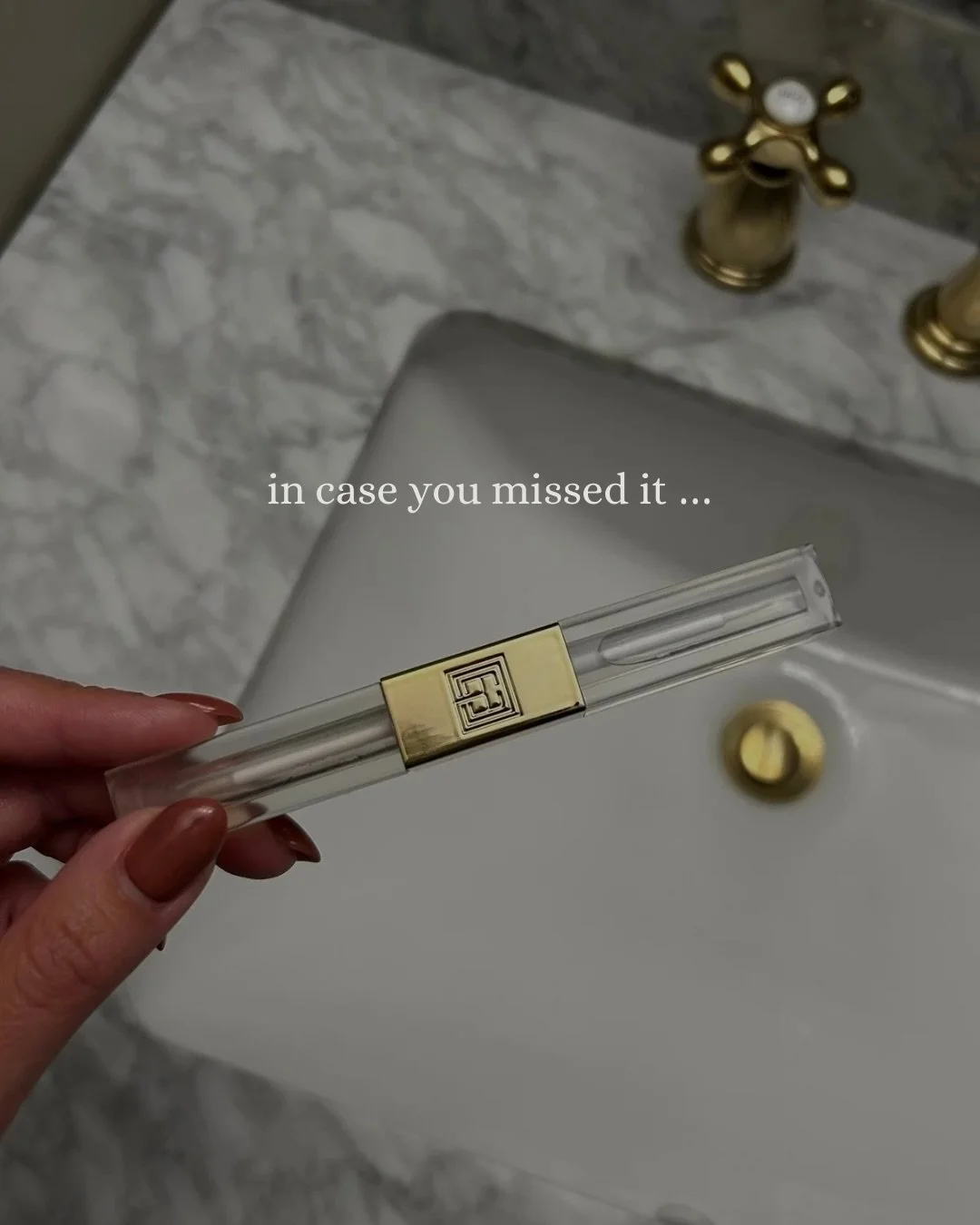 meet your new favorite lash+brow serum 🤝

-multi-peptides, vitamin b-5, hyaluronic acid, pumpkin seed extract, biotin
-gentle on the eyes 
-double sided for brows and lashes
-fuller, thicker hairs in as little as 12 weeks

use daily ✨