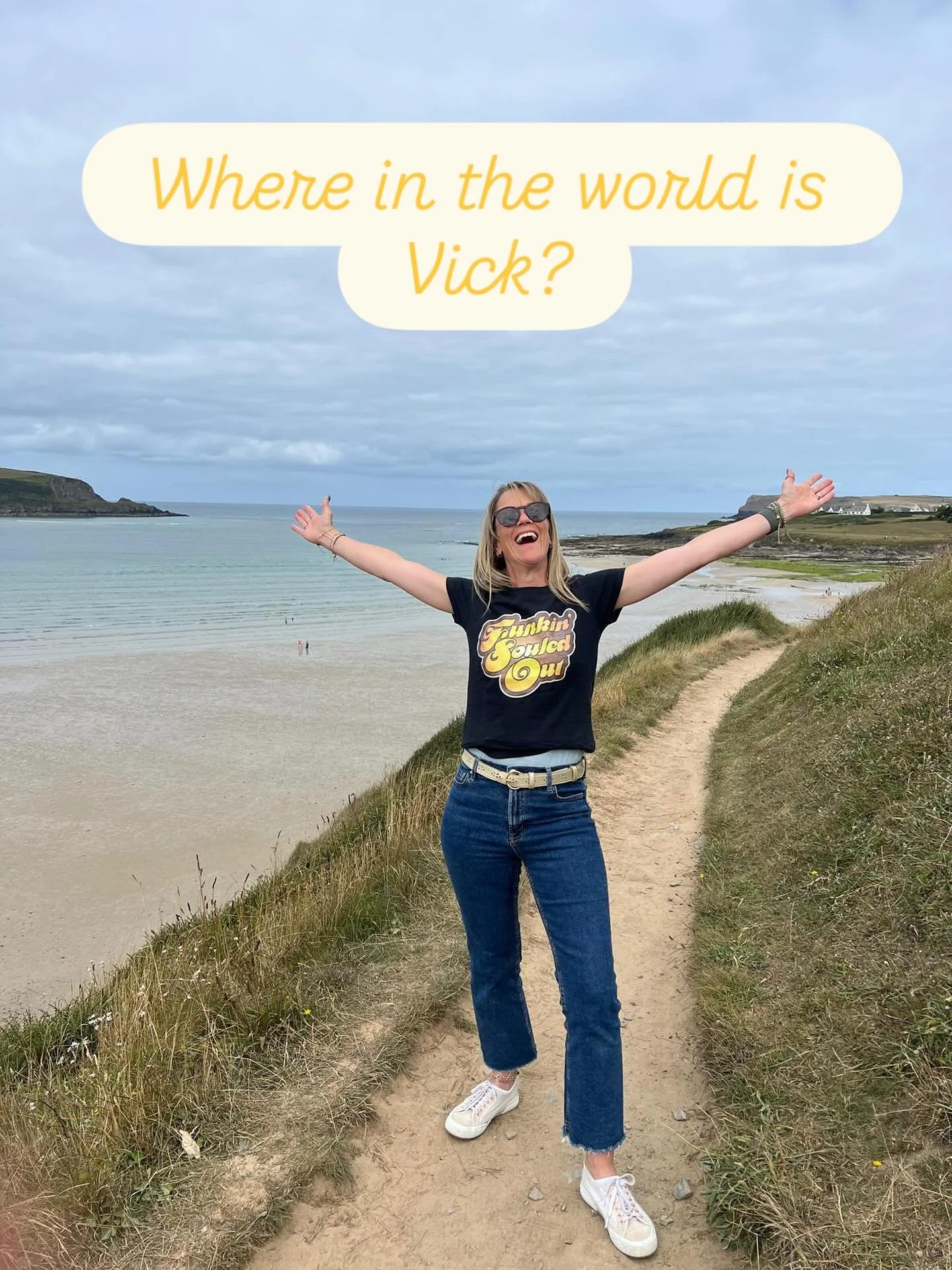 Where in the world is our singer Vick? Look how happy she is to be out and about wearing her FSO t shirt 🤩😎🤩😎

#funk #discomusic #livemusic #bandlife