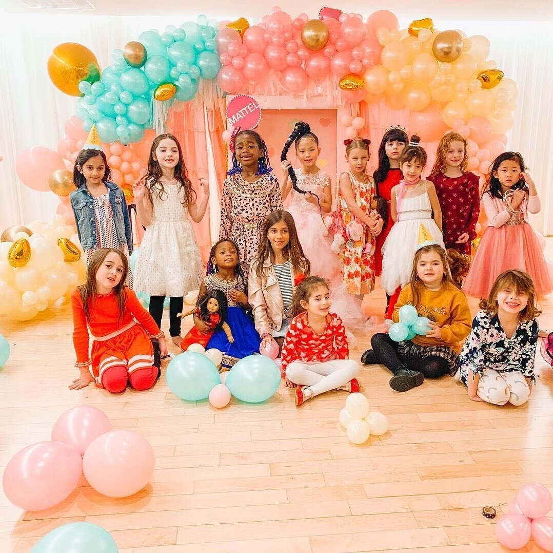 What magical doll-themed party styled by stylishlystella. The girls brought their dolls, had their nails painted, had a mini runway catwalk fashion show, ate cake and scrambled for pi&ntilde;ata goodies.

#trustedchildcare #travelnanny #travelchildar