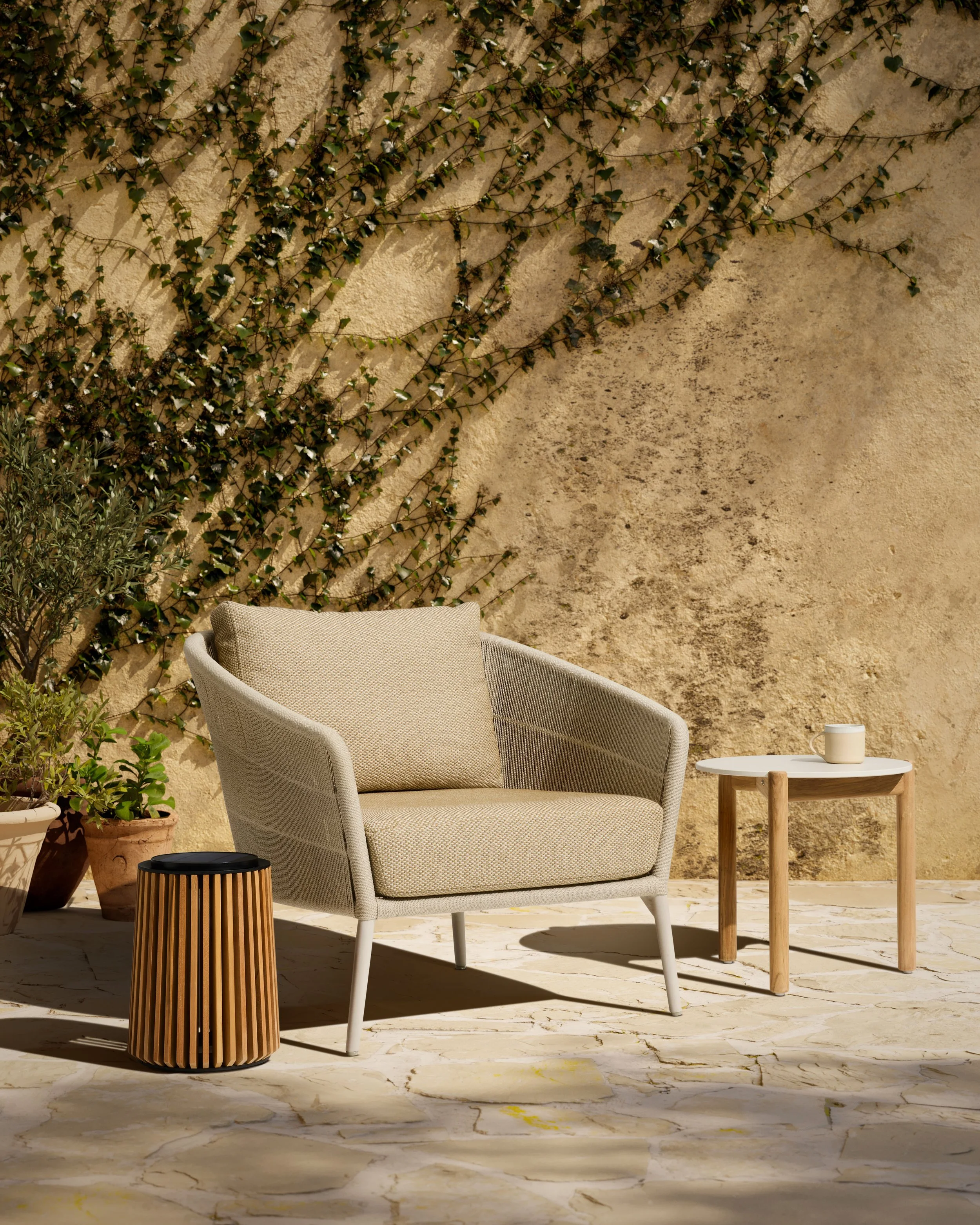 Vincent Sheppard_Akari lounge chair_Oda side table_Maya lamp_XL.jpg