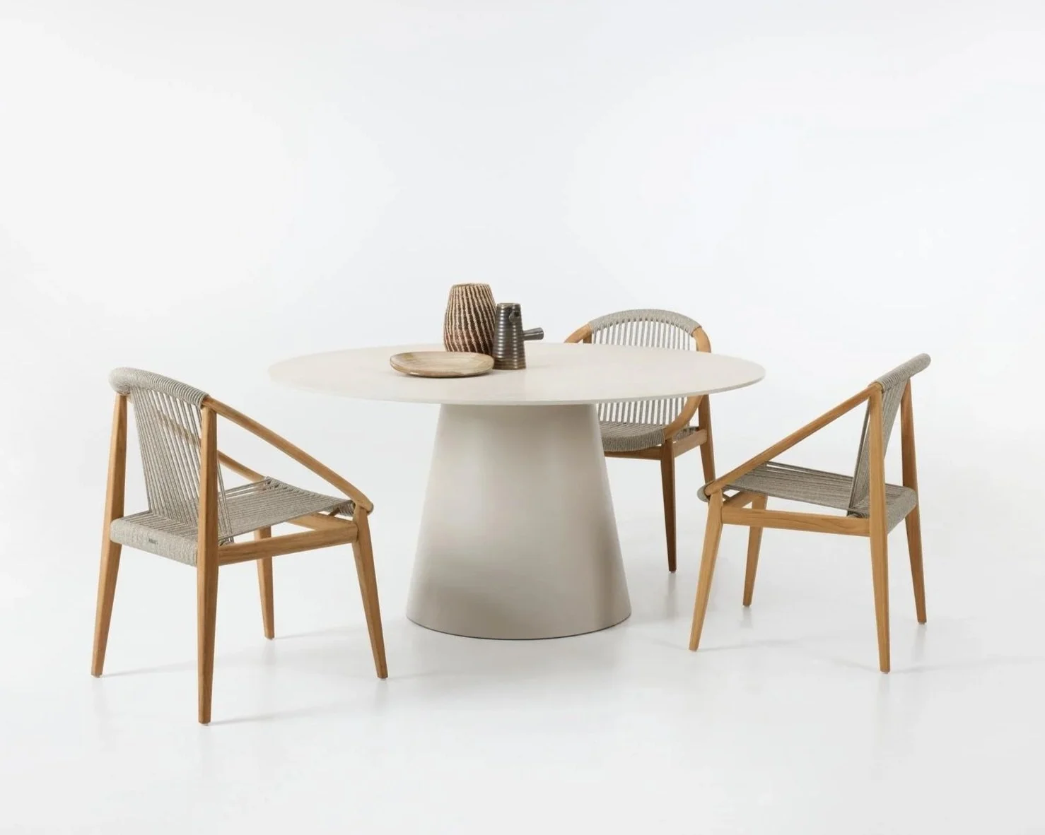 Vincent+Sheppard_Sandro+Dining+Table+Round_Frida+Dining+Chair+Dune+White_300dpi.jpg