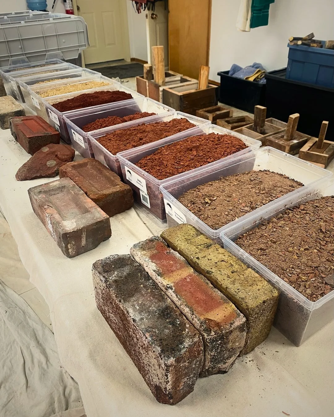 What other ways can we reuse reclaimed masonry within the Circular Economy? ❓🧱♻️
This past weekend, Arcana was invited by the Natural Building Coalition @natural_building_coalition to host a hand a hands-on workshop at their annual conference for at