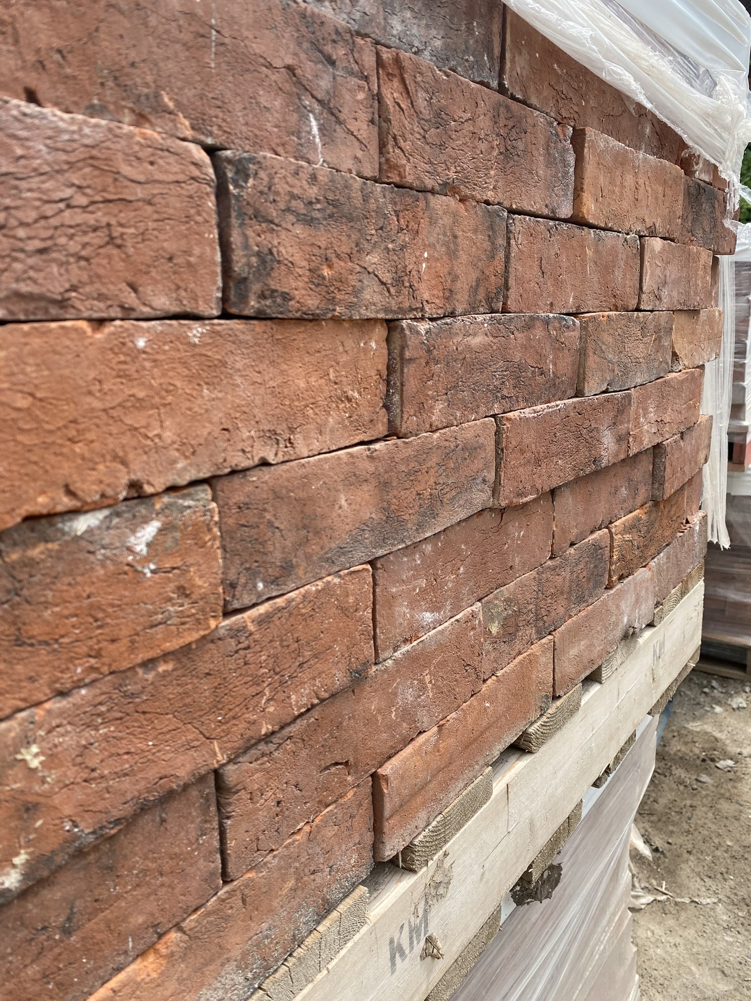 ArcanaMaterials_CobourgRedBricks_angle view.JPEG