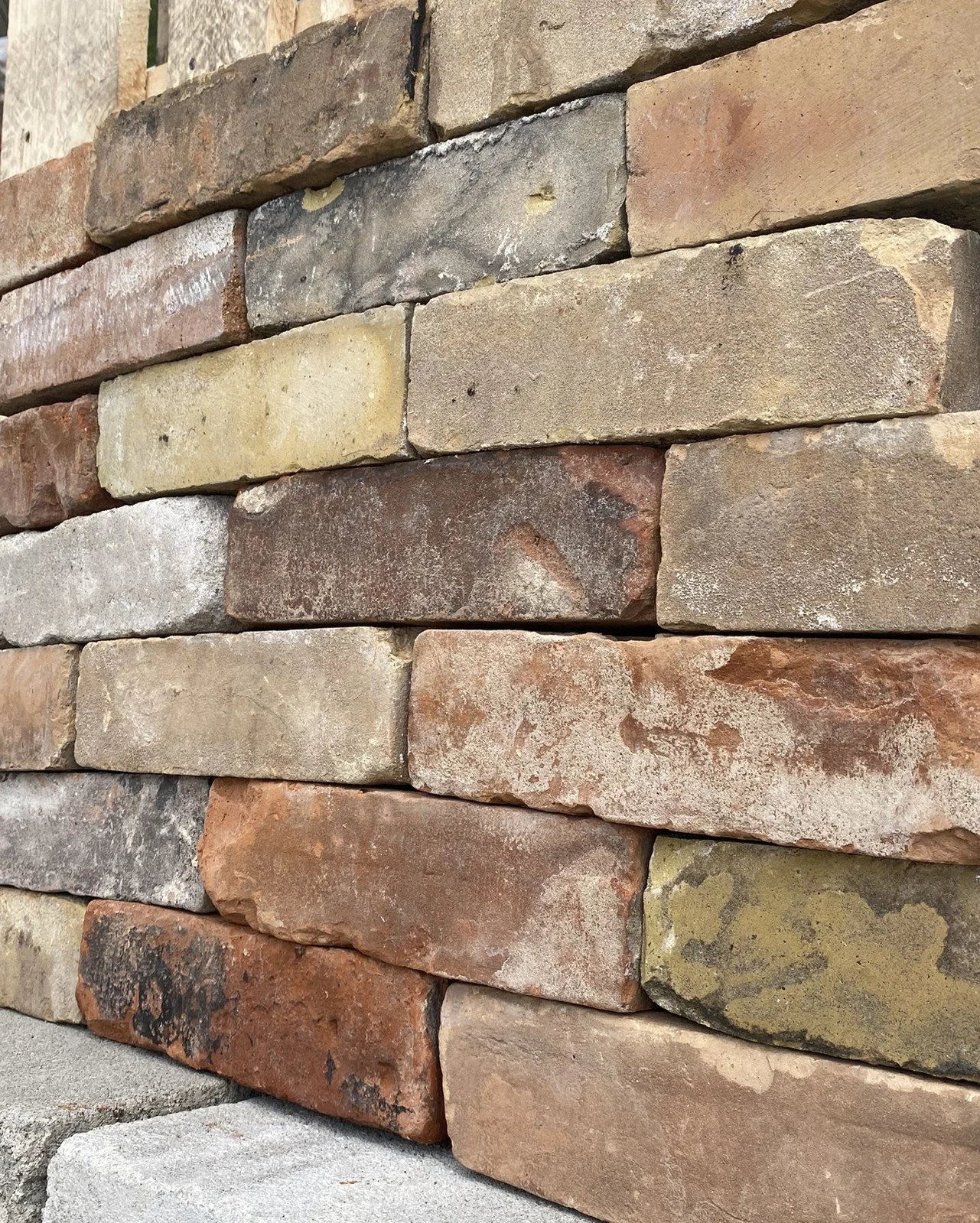 arcanamaterials_BrantfordMix-Buff-reclaimedbrick-angleview.JPEG