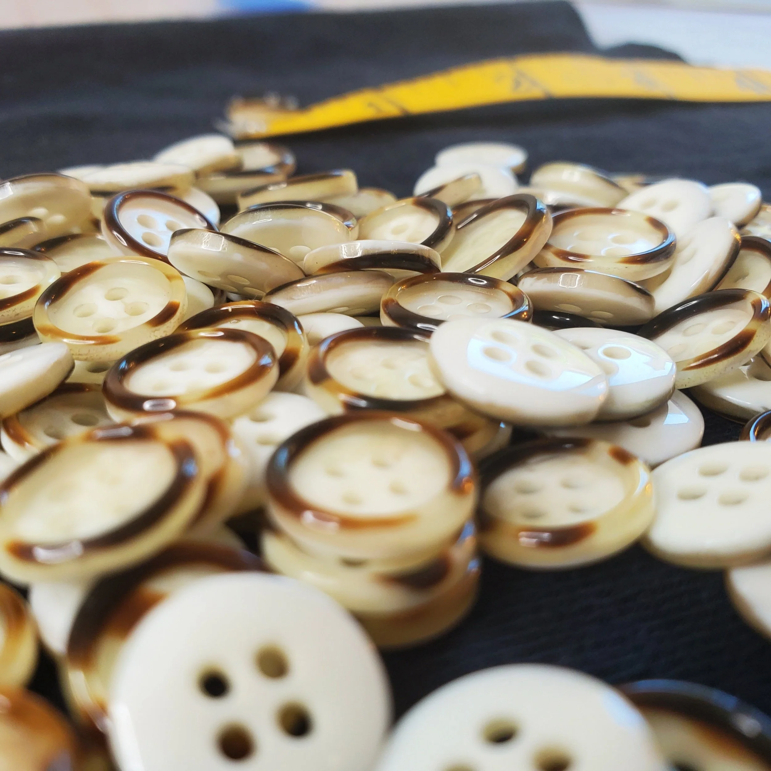 ½" Tortoise Shell Bordered 4 Hole Buttons