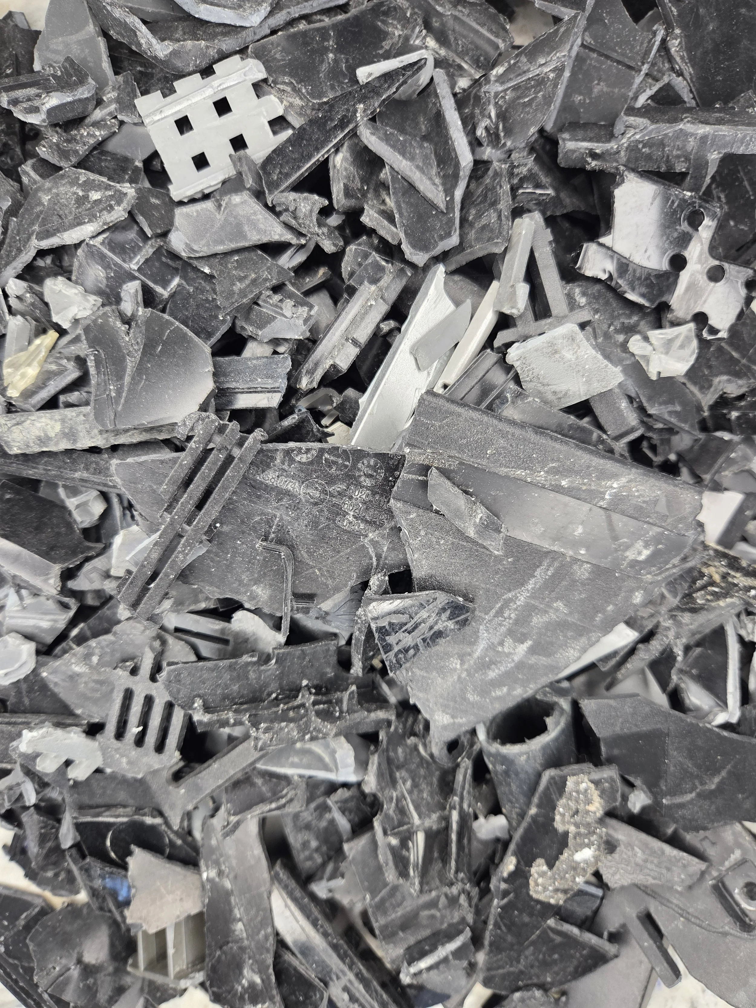 black plastic shred for acoustic sorting